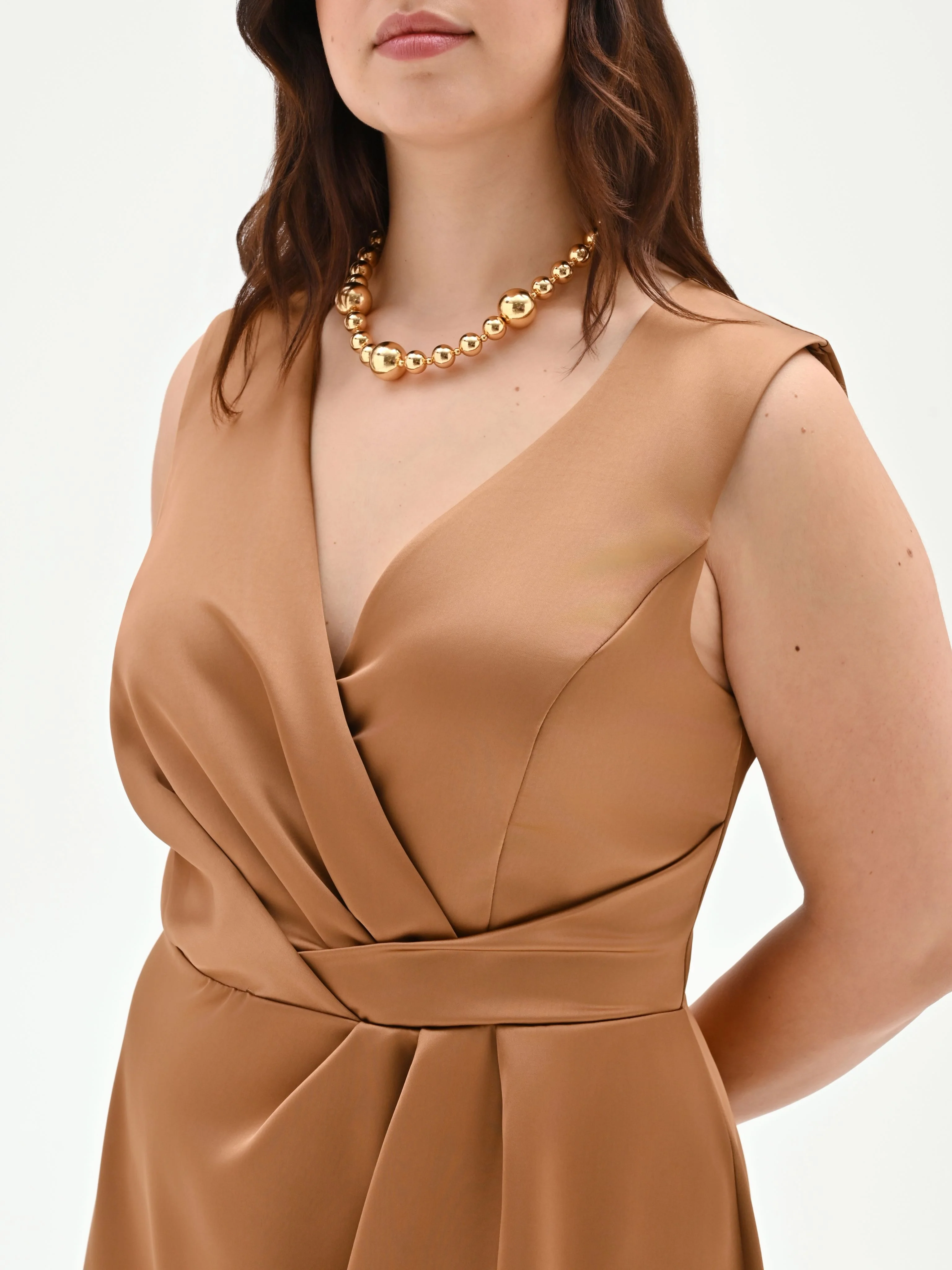 Abito curvy lungo marrone bronzo con scollo drappeggiato - Image 2