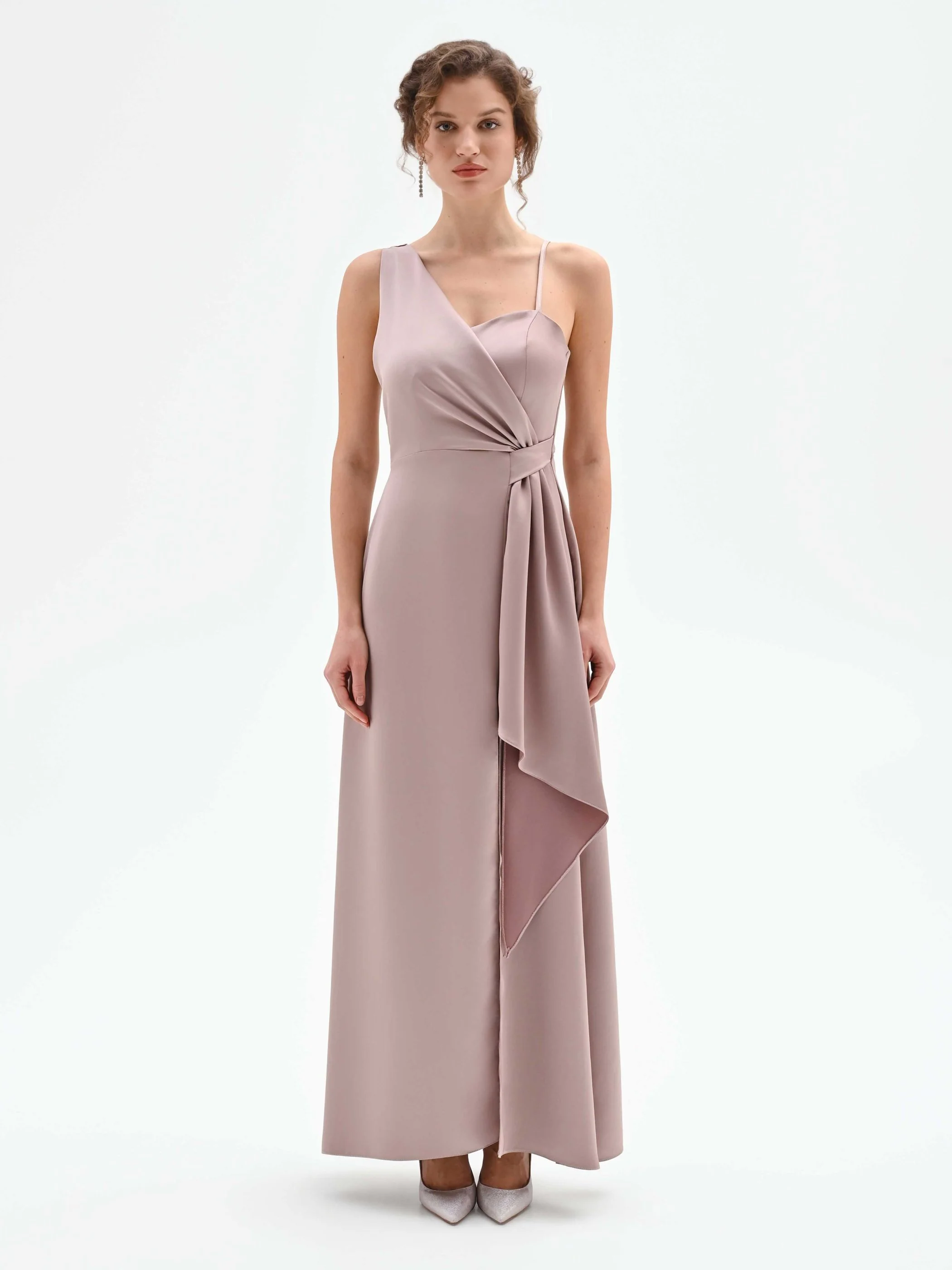 Abito lungo atelier rosa blush con drappeggio