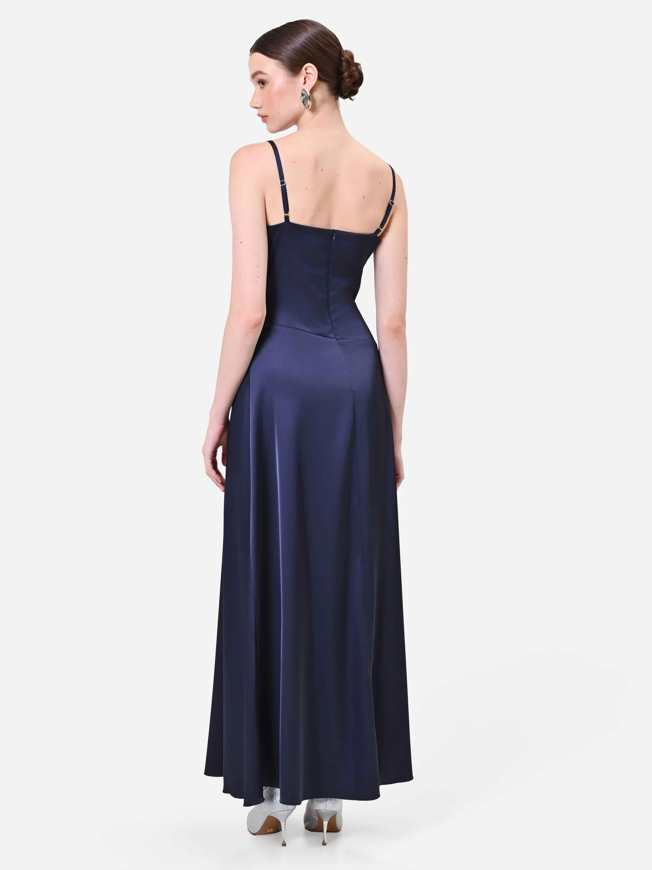 Abito lungo blu navy con drappeggio incrociato - Image 2