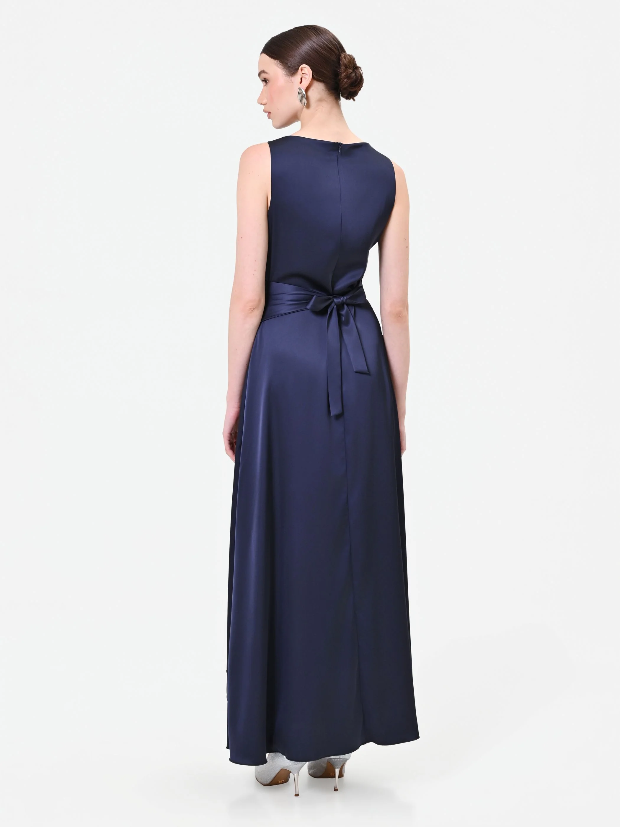 Abito lungo blu navy con scollo drappeggiato - Image 4