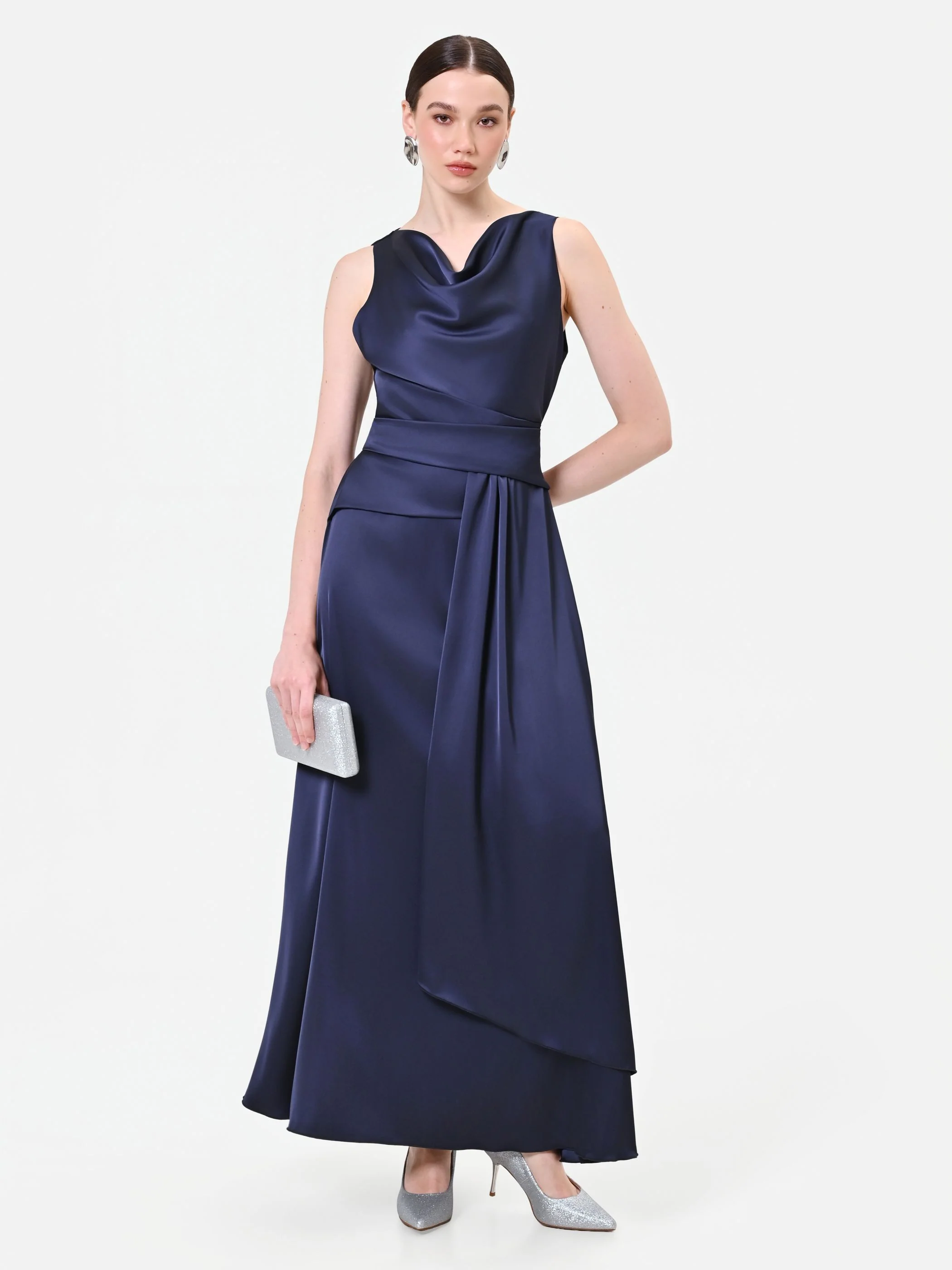 Abito lungo blu navy con scollo drappeggiato - Image 5