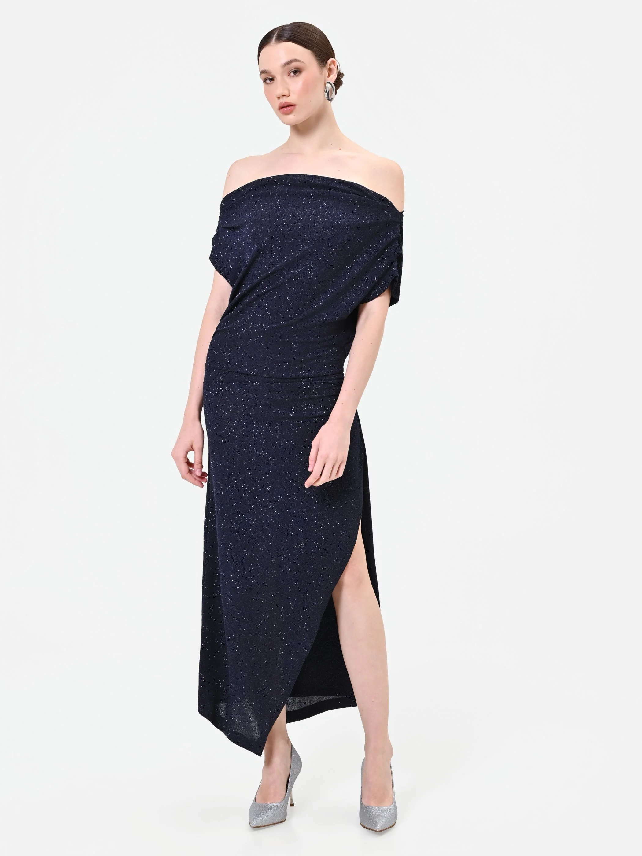 Abito lungo blu navy glitter con scollo drappeggiato - Image 4