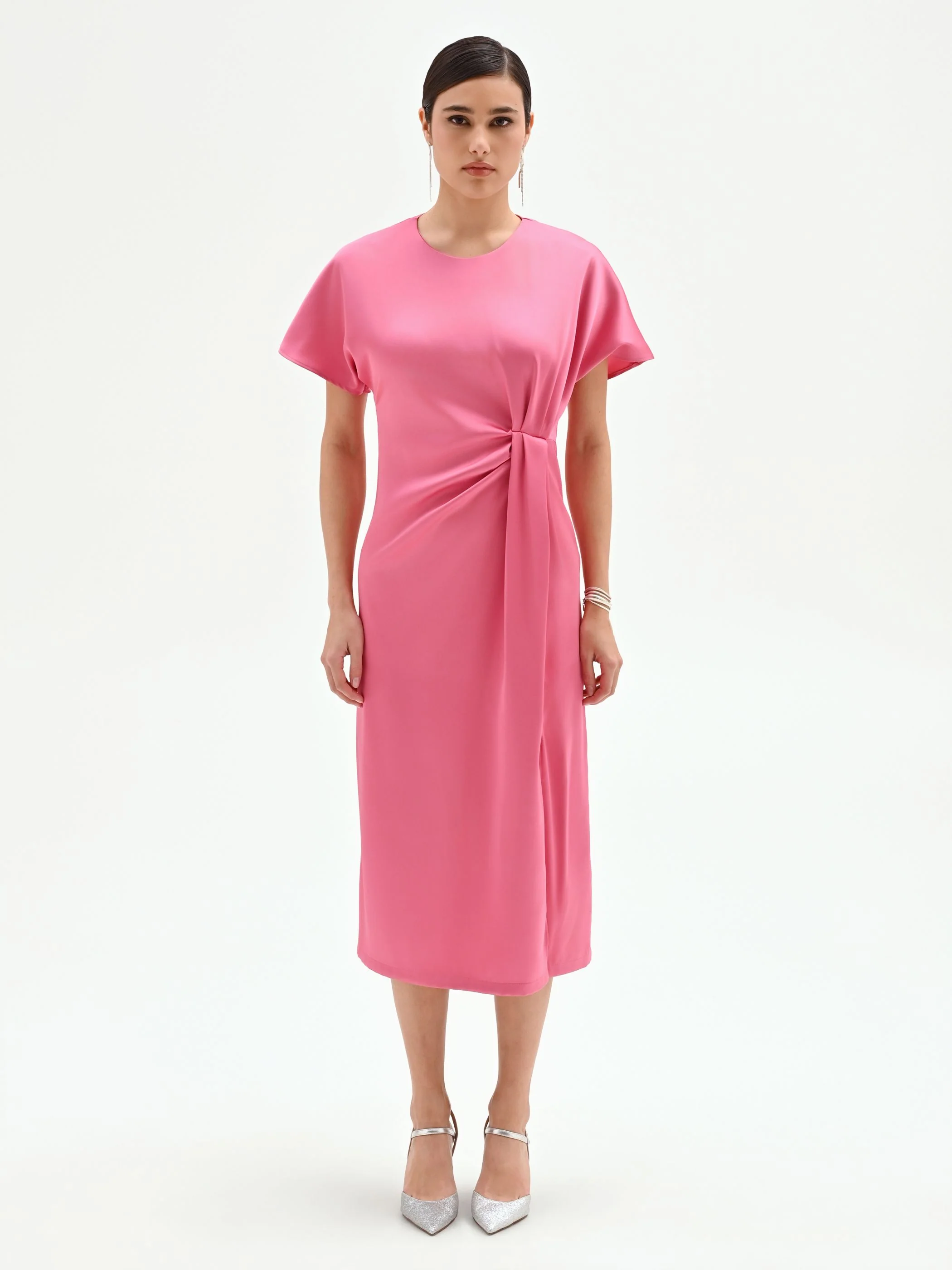 Abito midi rosa con nodo laterale