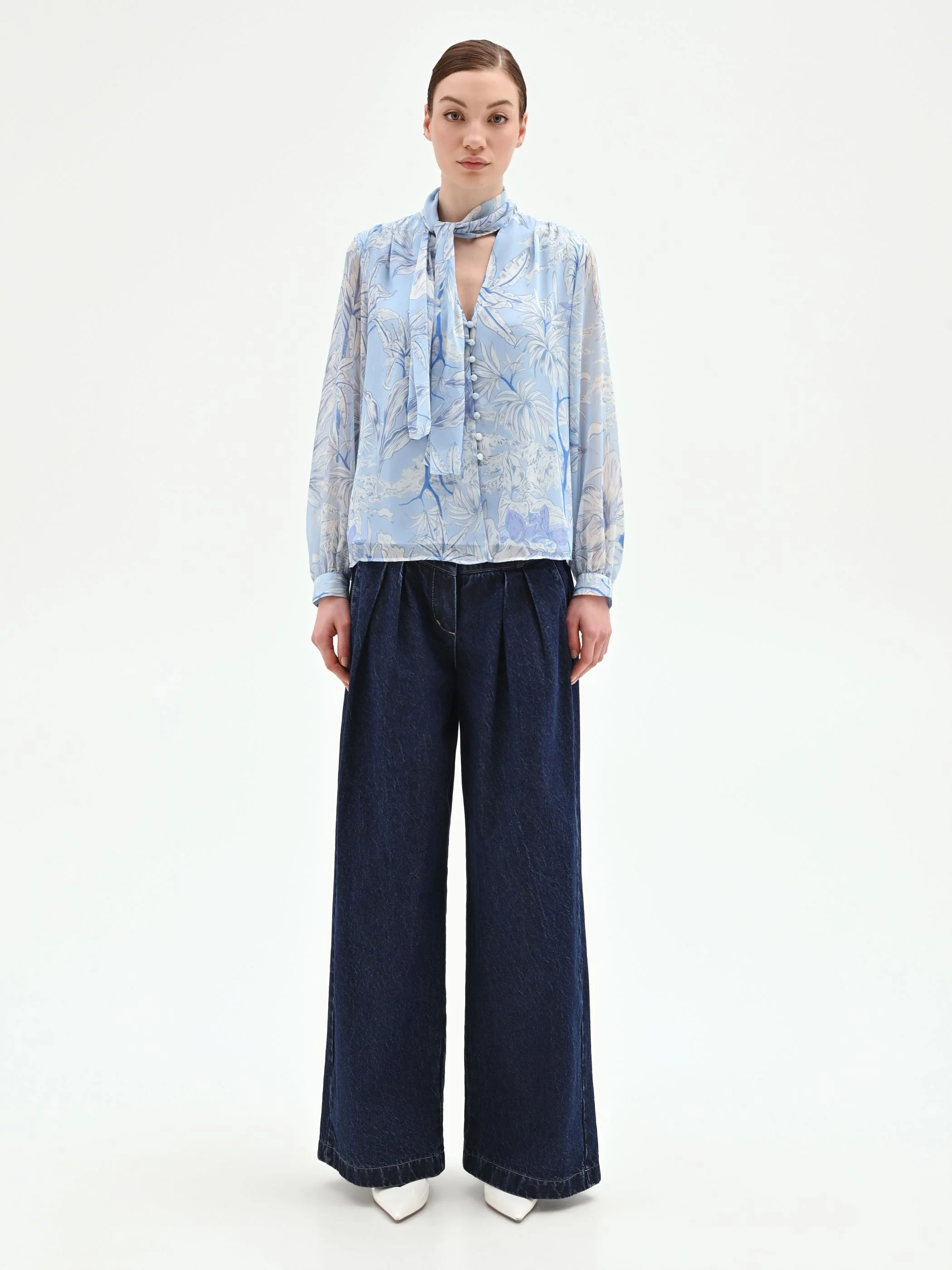 Blusa azzurra in raso con stampa foliage