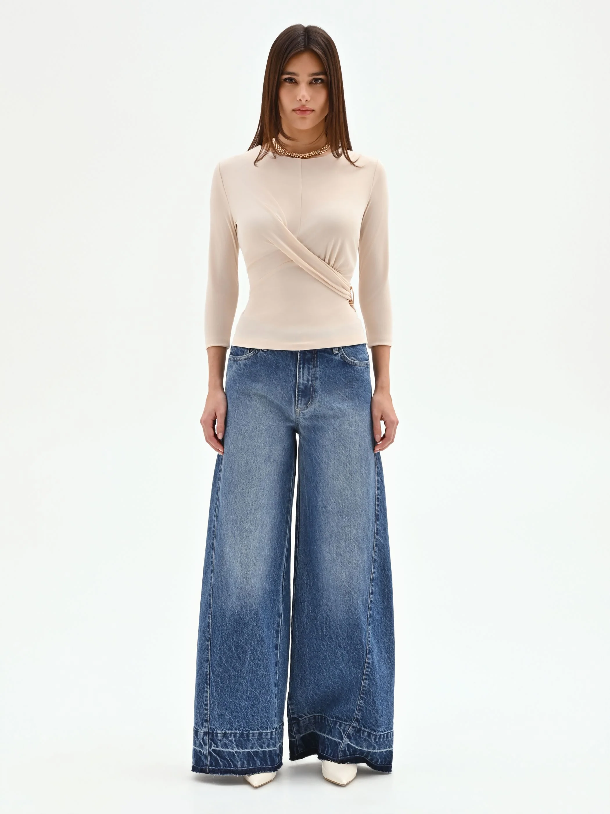 Blusa beige chiaro con drappeggio laterale