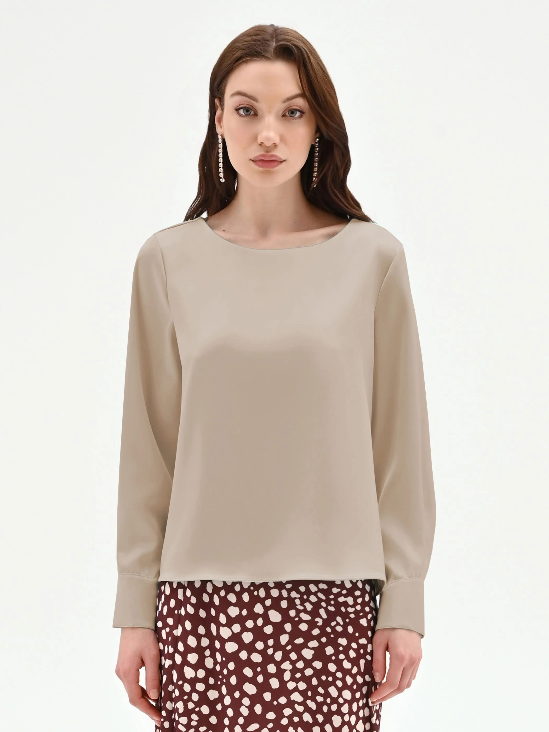 Blusa beige in raso con polsini