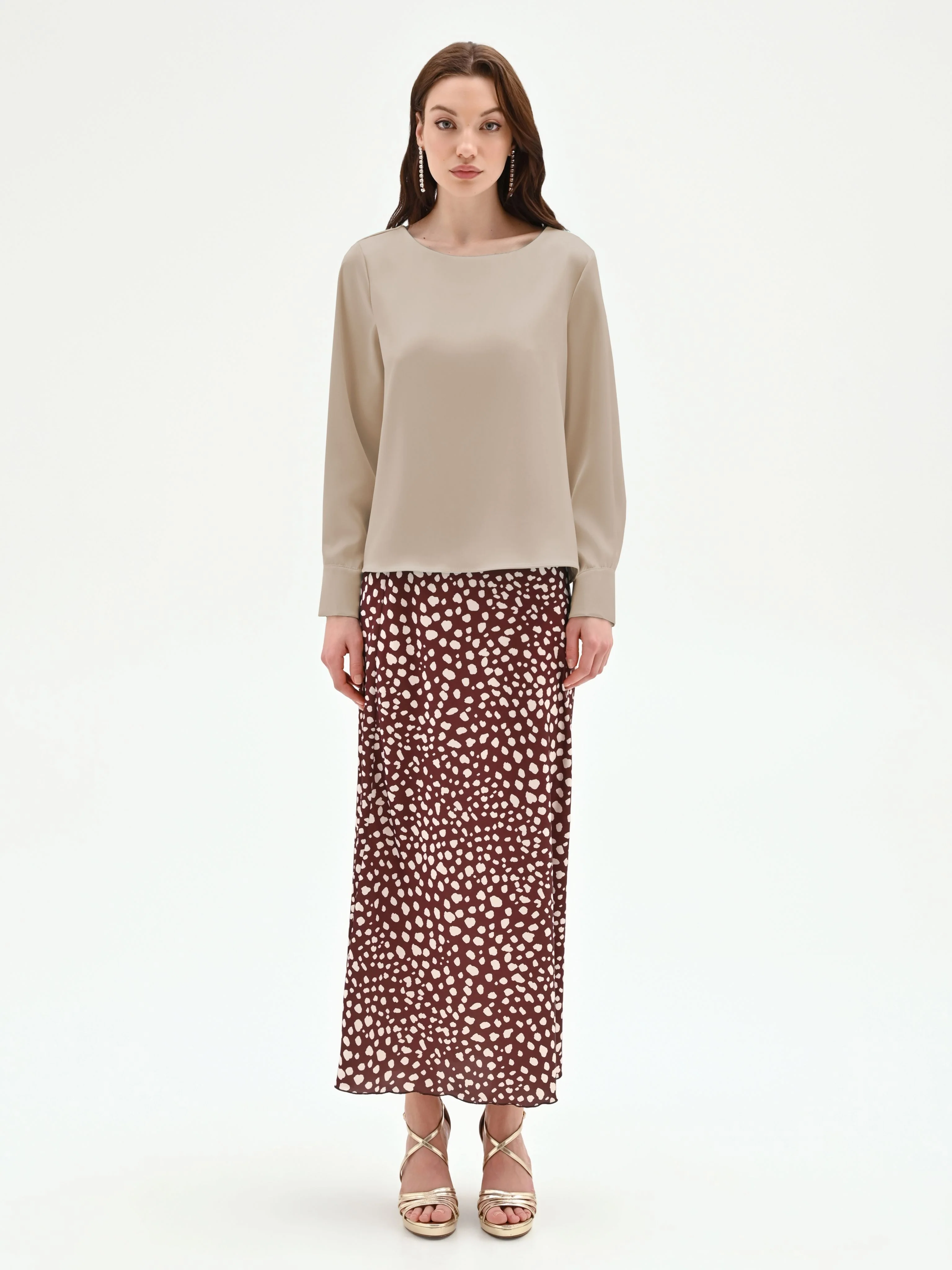 Blusa beige in raso con polsini - Image 2