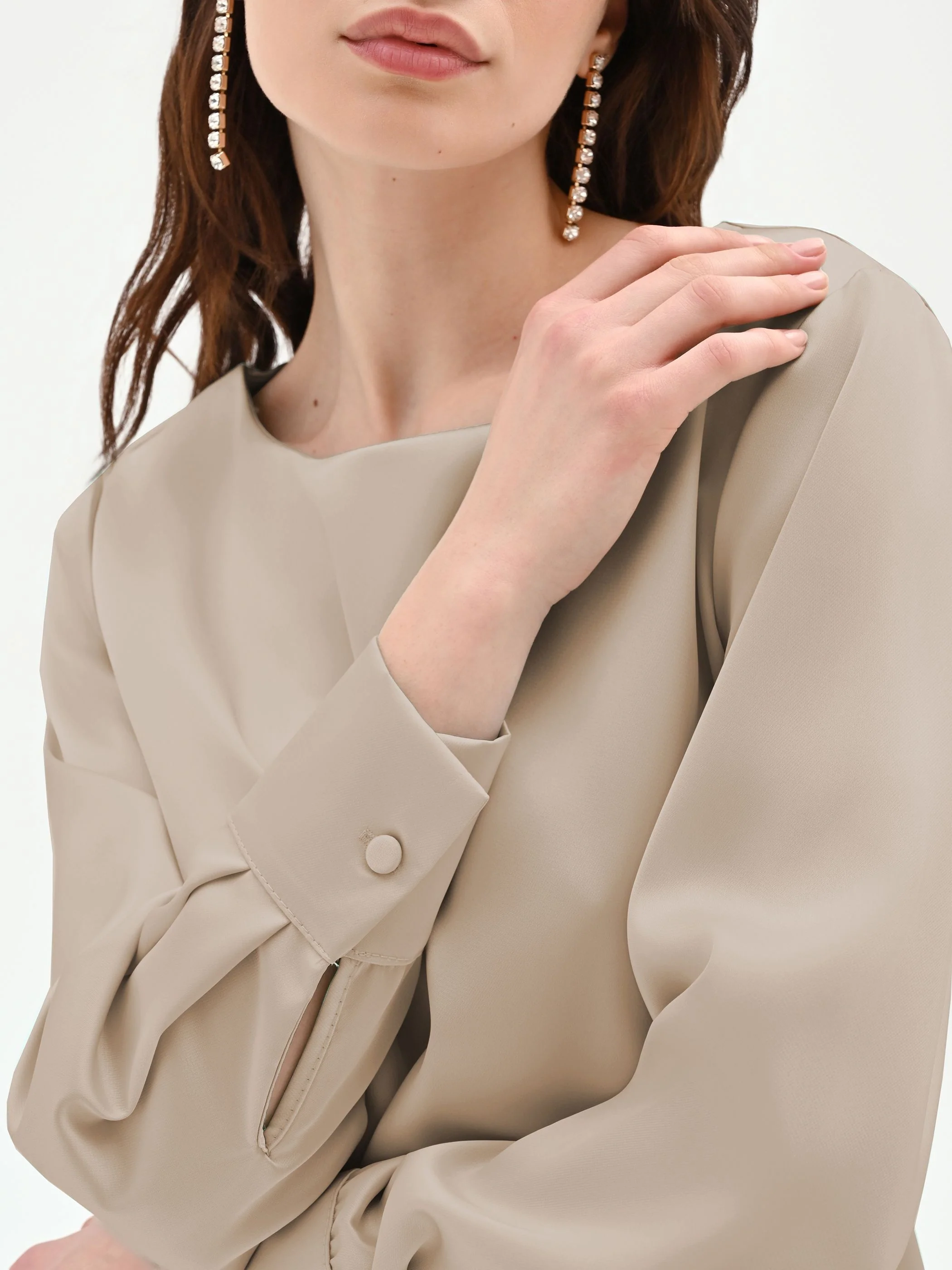 Blusa beige in raso con polsini - Image 4