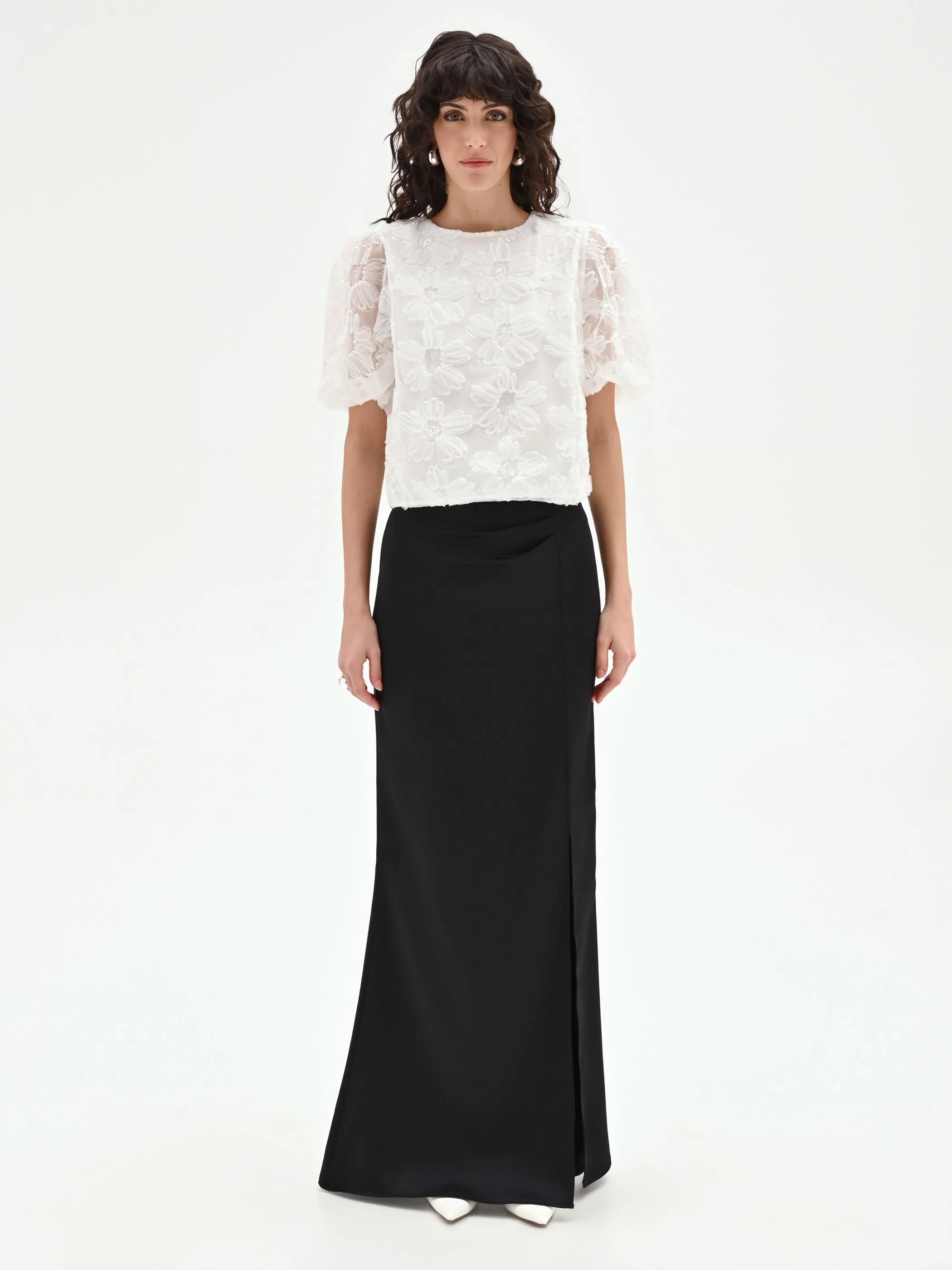 Blusa bianca in organza con maxi fiori applicati