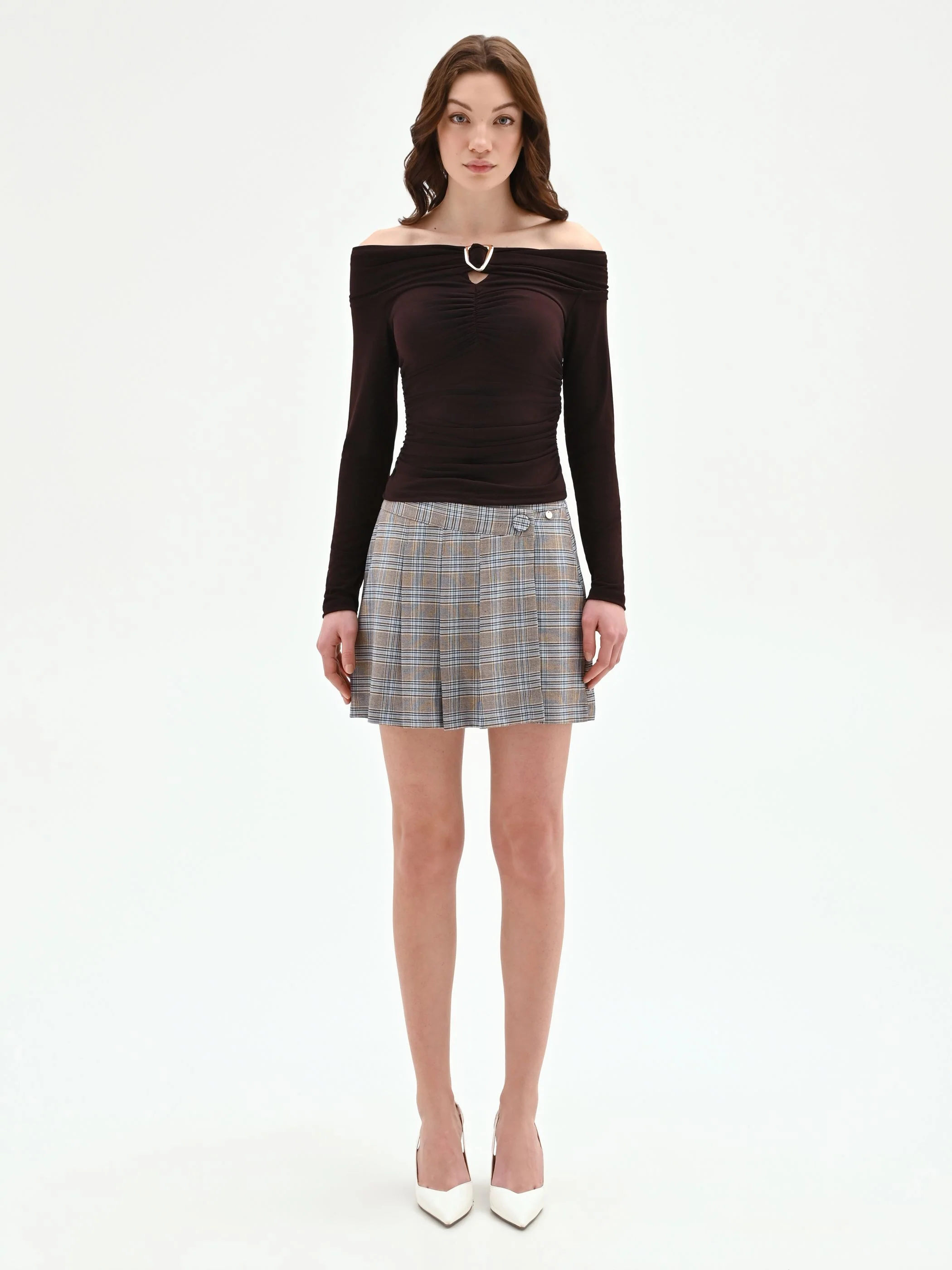 Blusa cioccolato con scollo a barchetta e arricciature