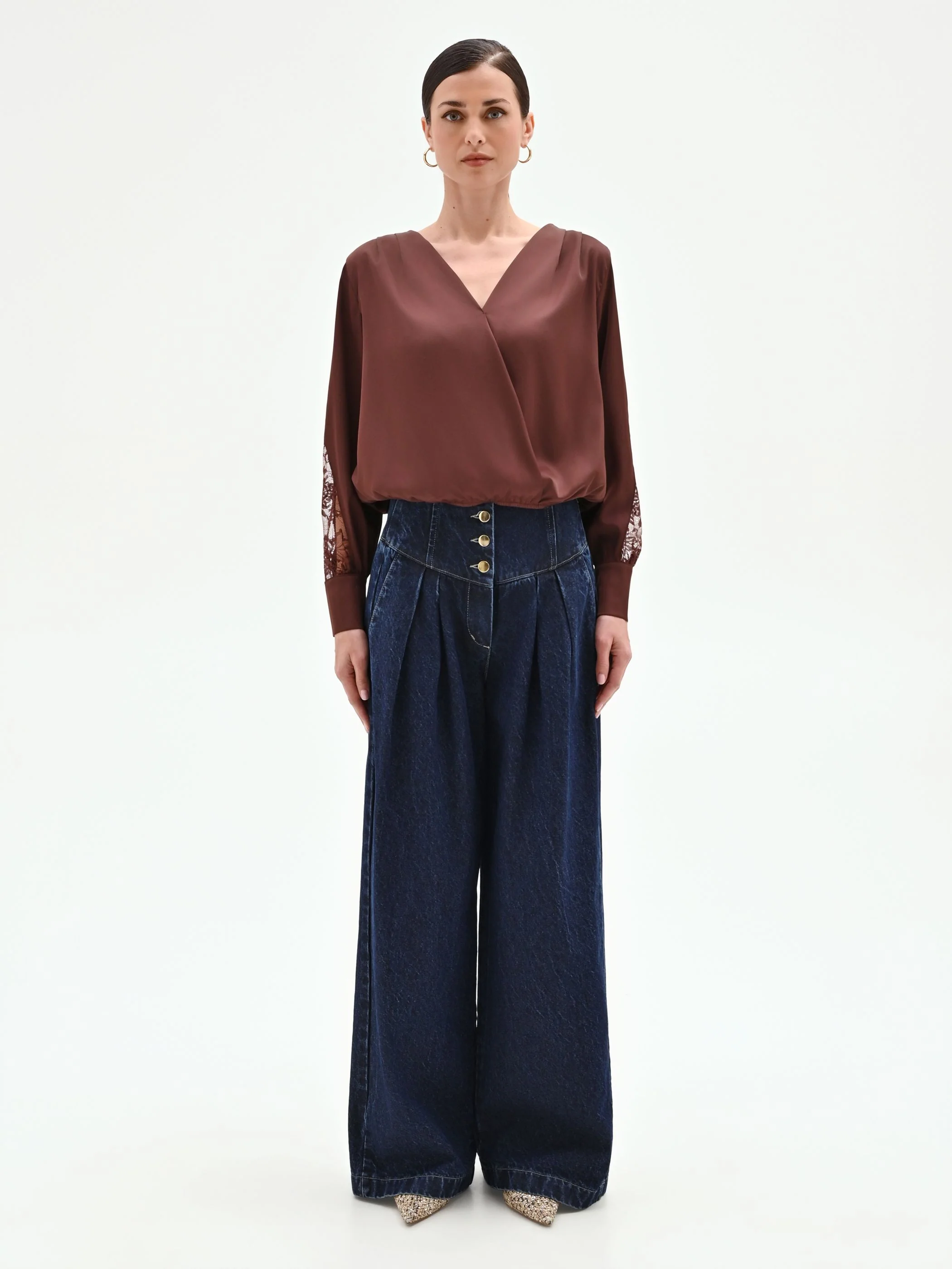 Blusa cioccolato in raso con inserti in pizzo