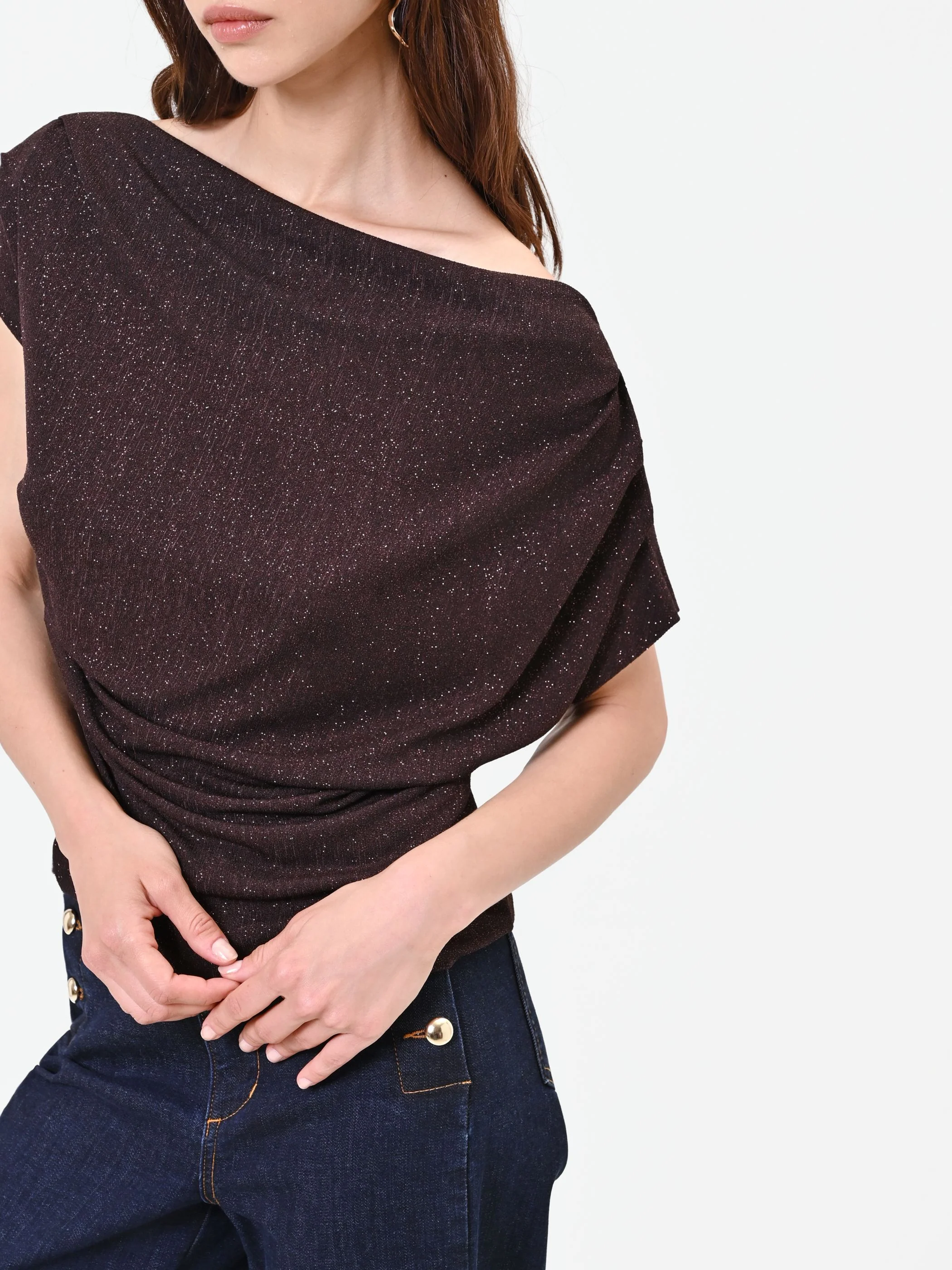 Blusa marrone con drappeggio asimmetrico - Image 4