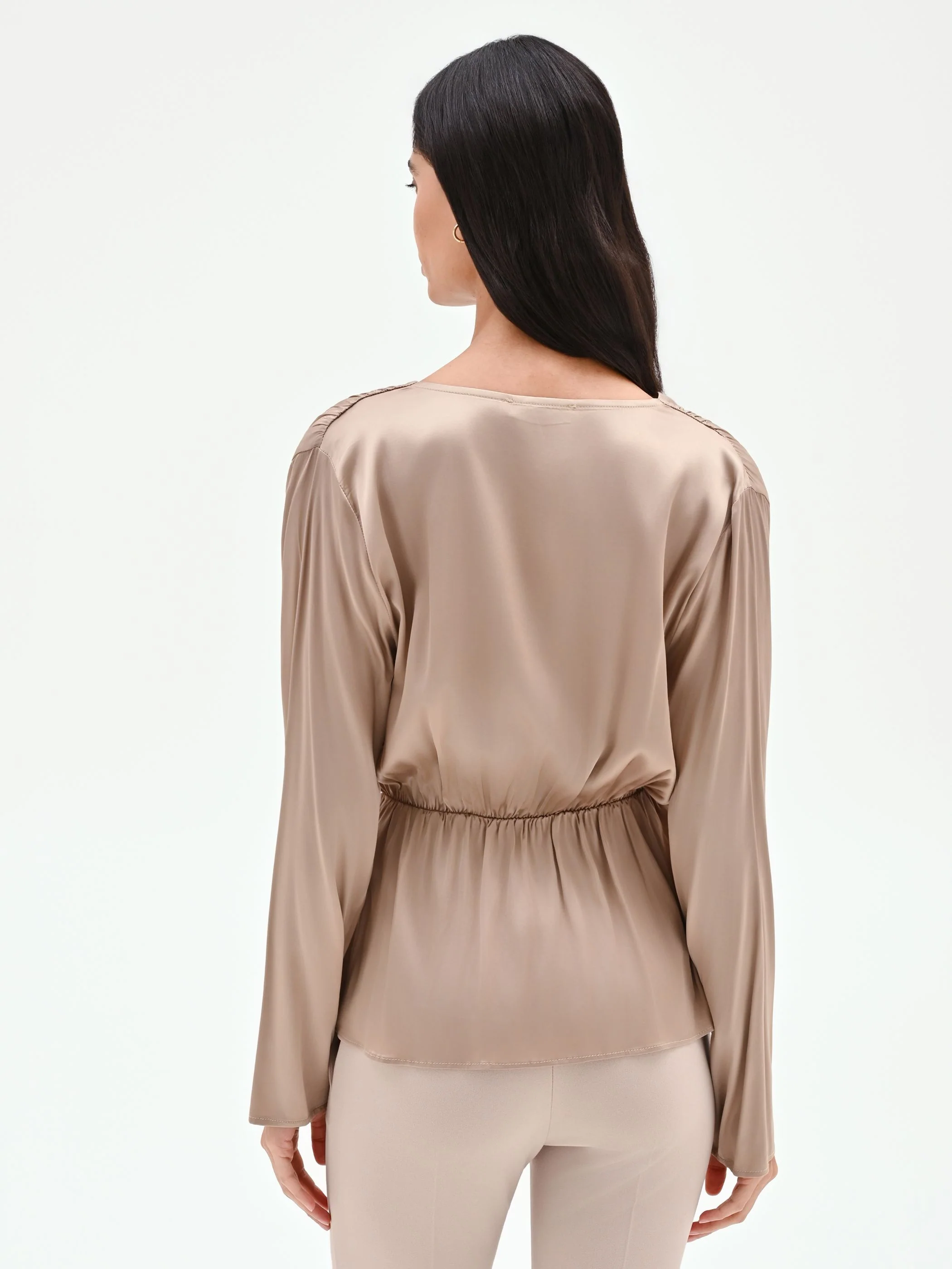 Blusa portafoglio tortora beige con arriccio - Image 2