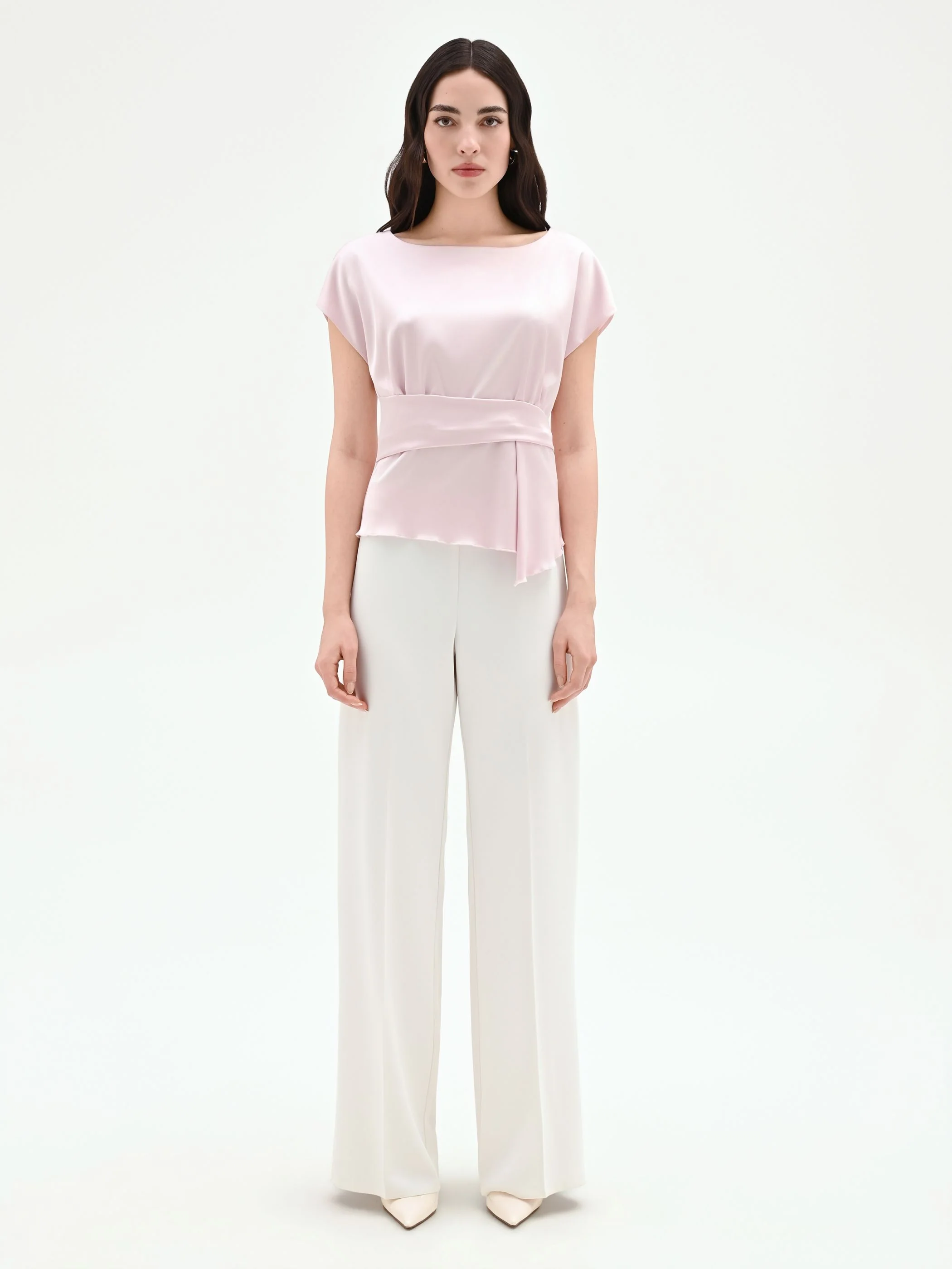 Blusa rosa pastello in raso con dettaglio asimmetrico