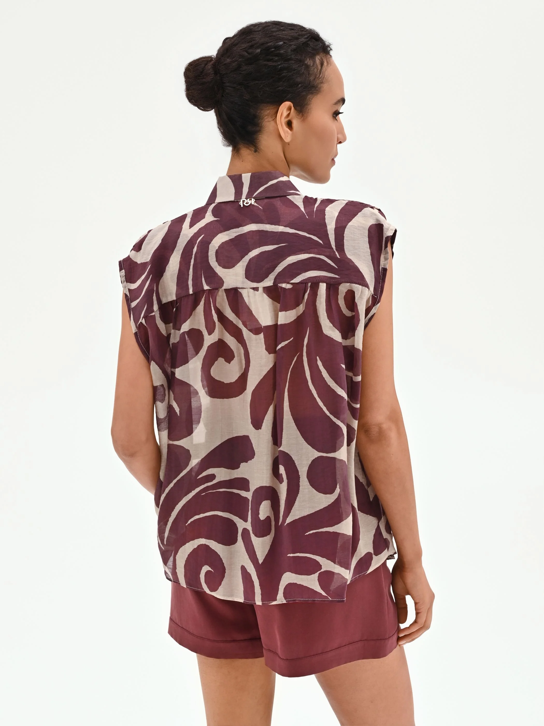 Blusa smanicata marrone con stampa astratta - Image 3