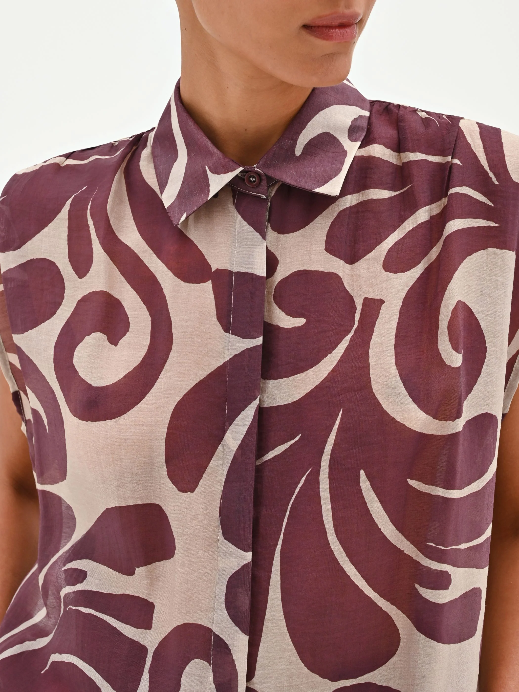 Blusa smanicata marrone con stampa astratta - Image 4