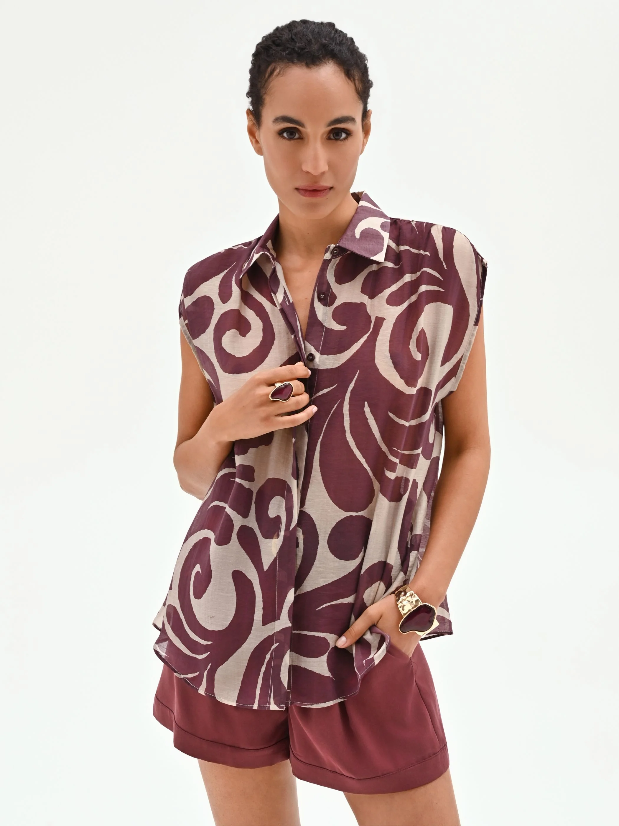 Blusa smanicata marrone con stampa astratta - Image 5