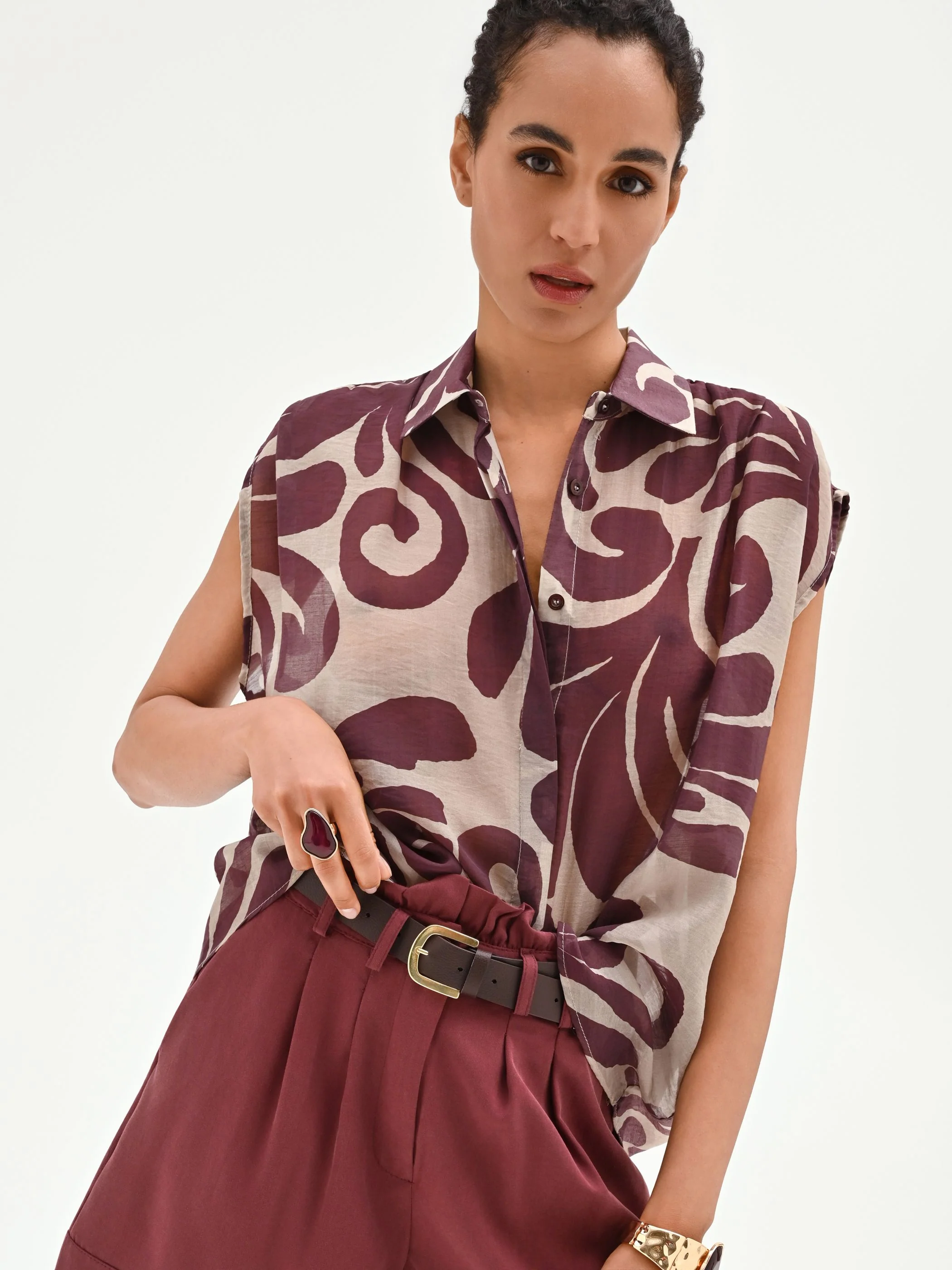 Blusa smanicata marrone con stampa astratta - Image 7