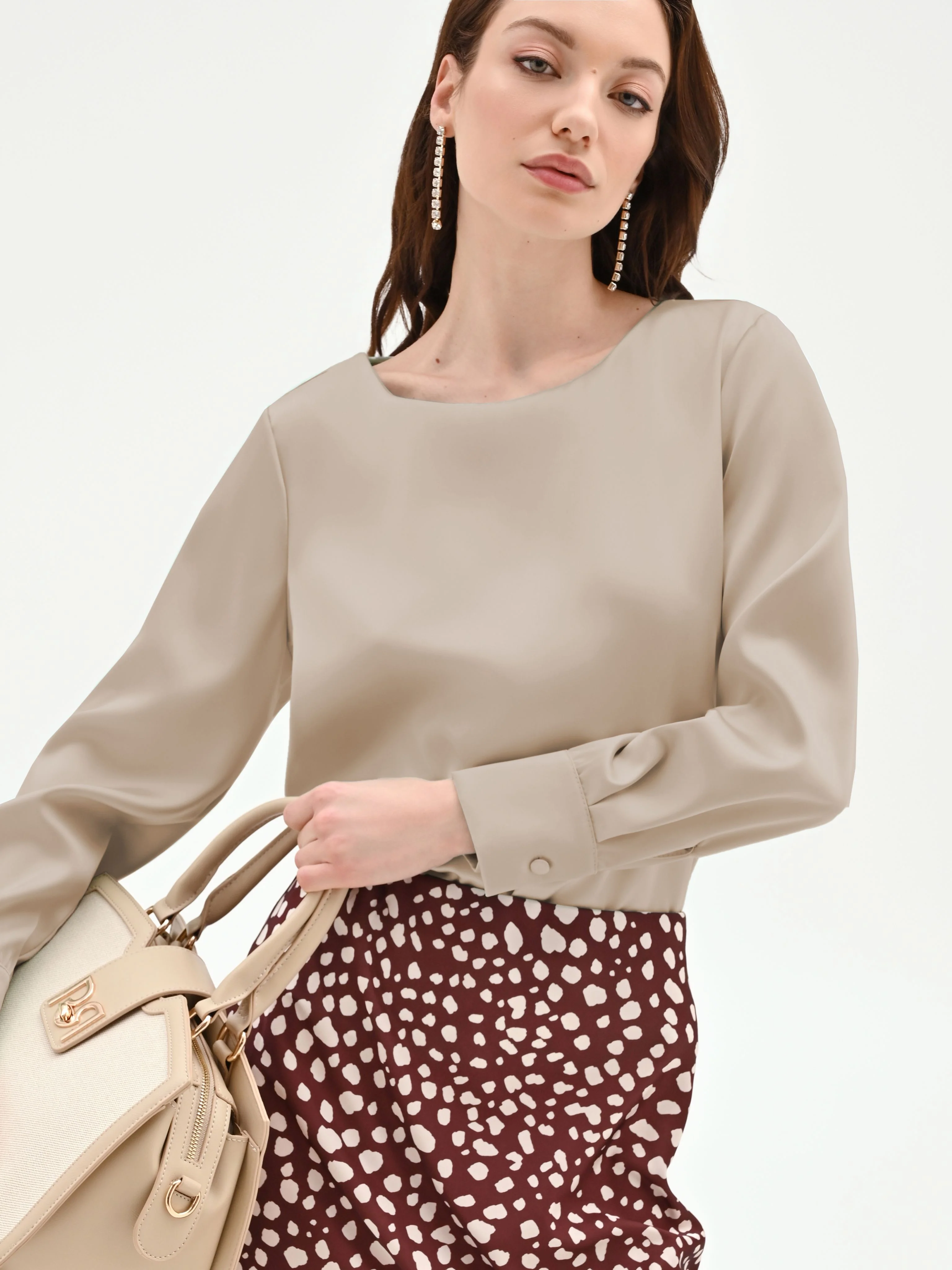 Blusa tortora beige con scollo a barchetta - Image 6