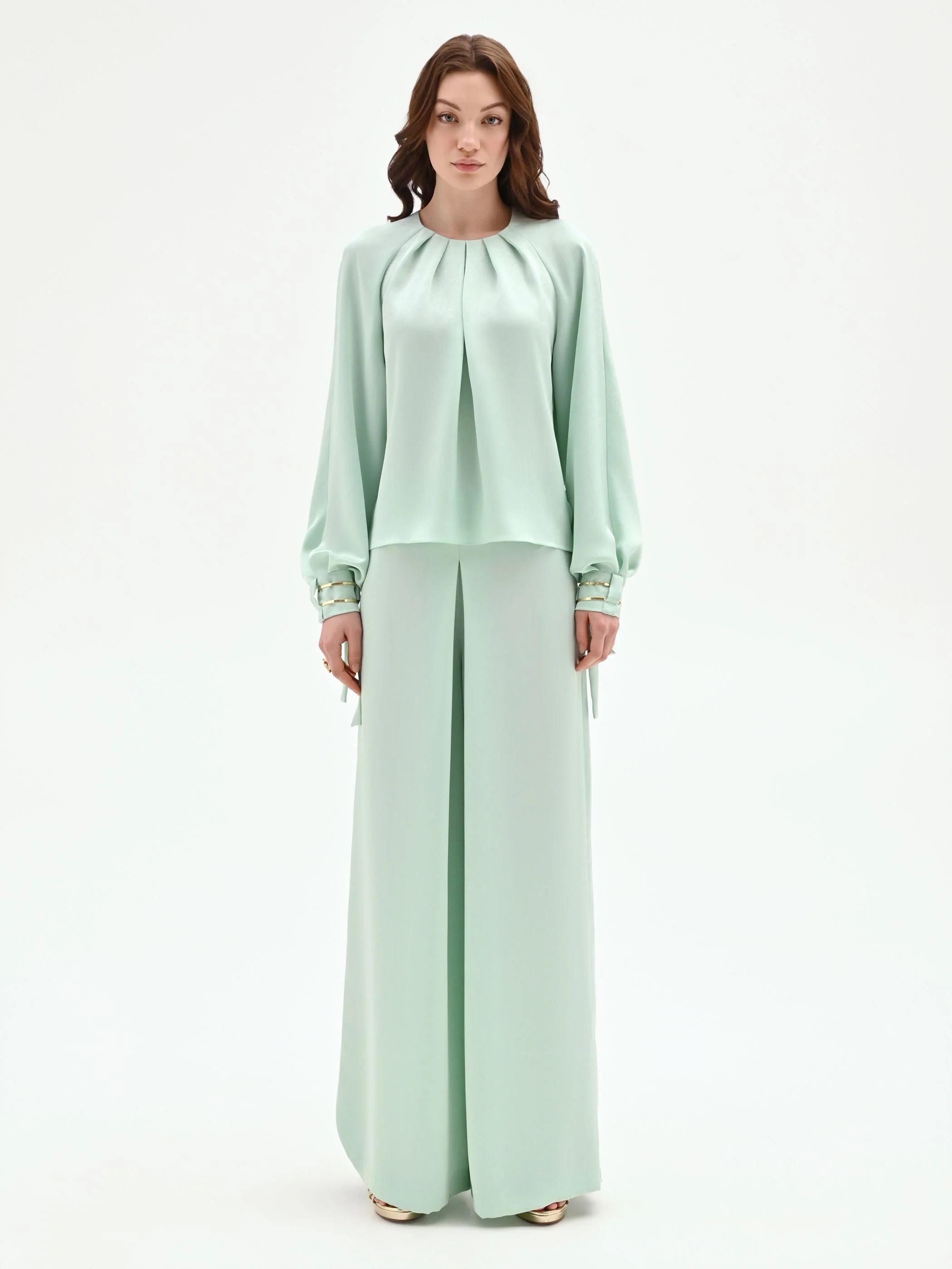 Blusa verde menta con pieghe e polsini alti - Image 2