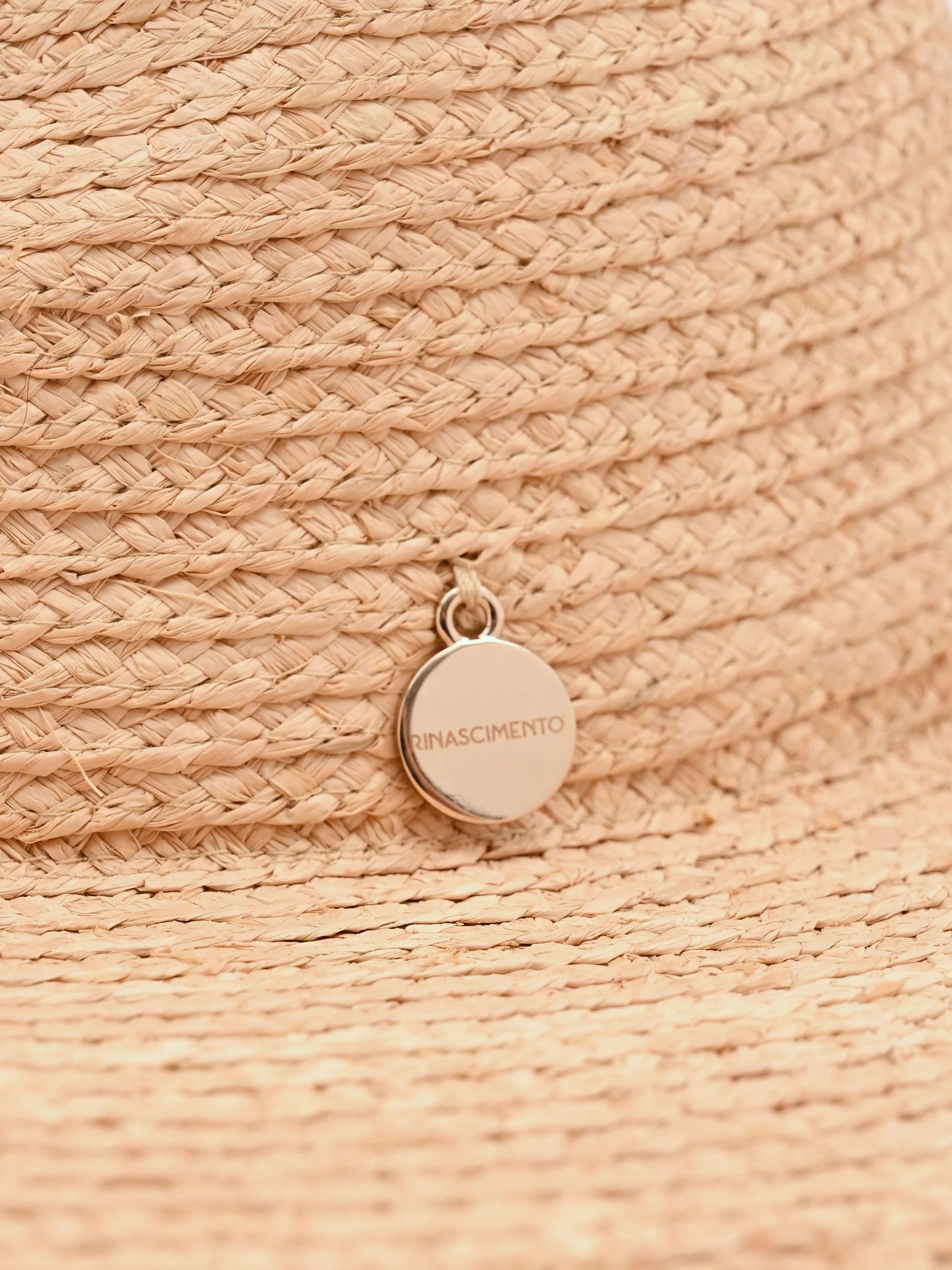 Cappello beige a tesa larga con lavorazione traforata - Image 2