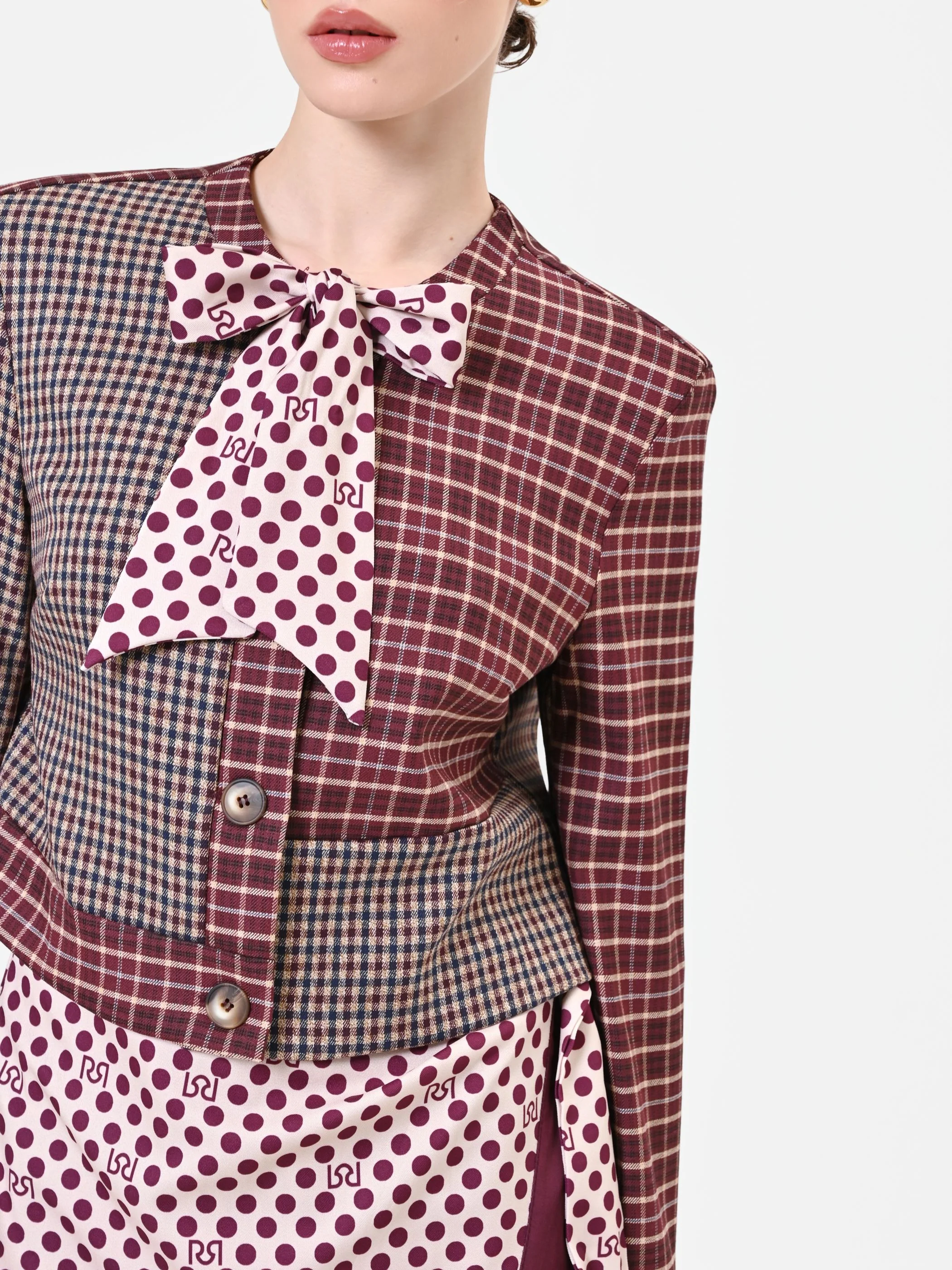 Giacca rosso bordeaux con design patchwork e fiocco - Image 4