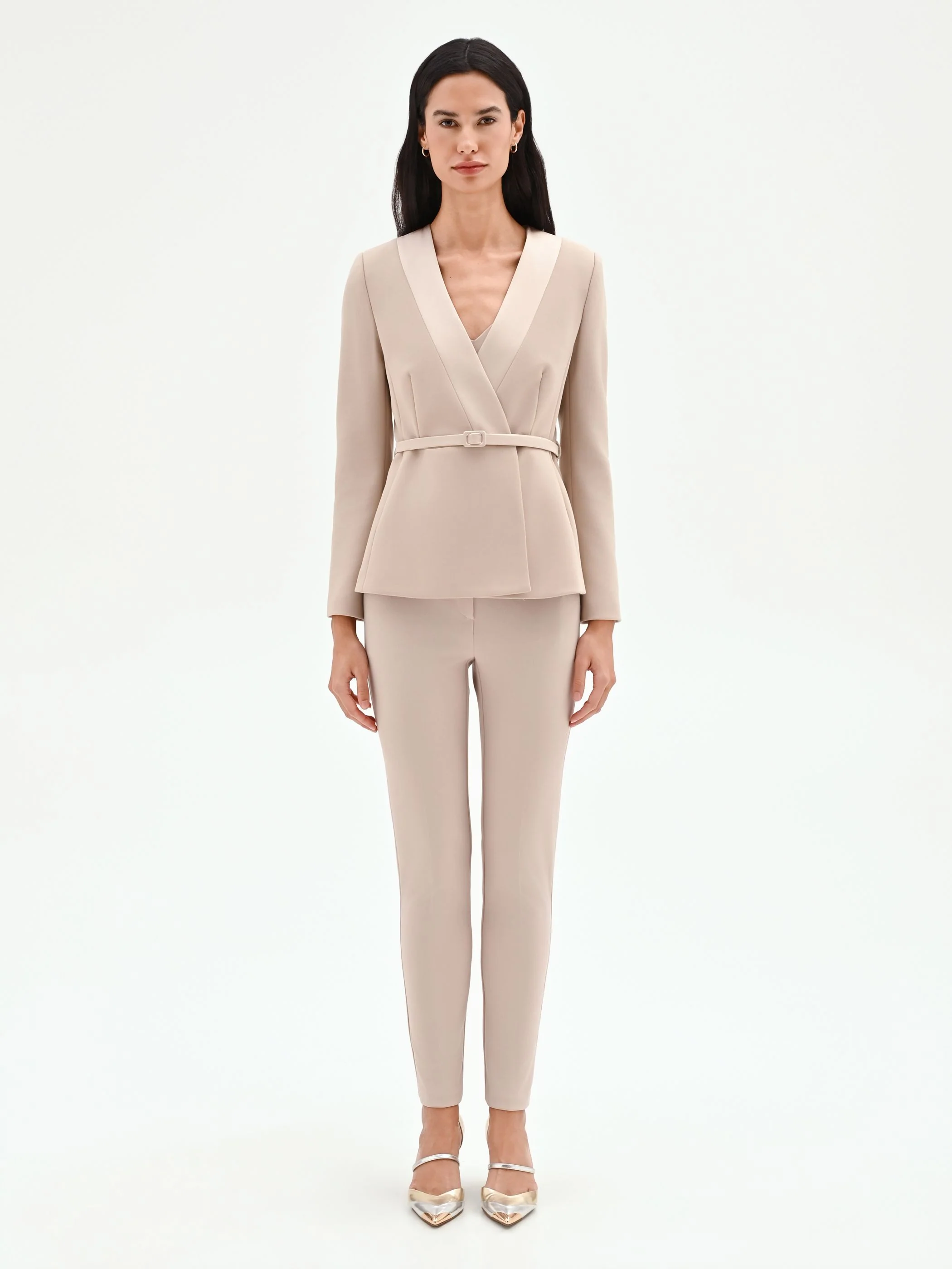 Giacca tortora beige con cintura e rever satinati