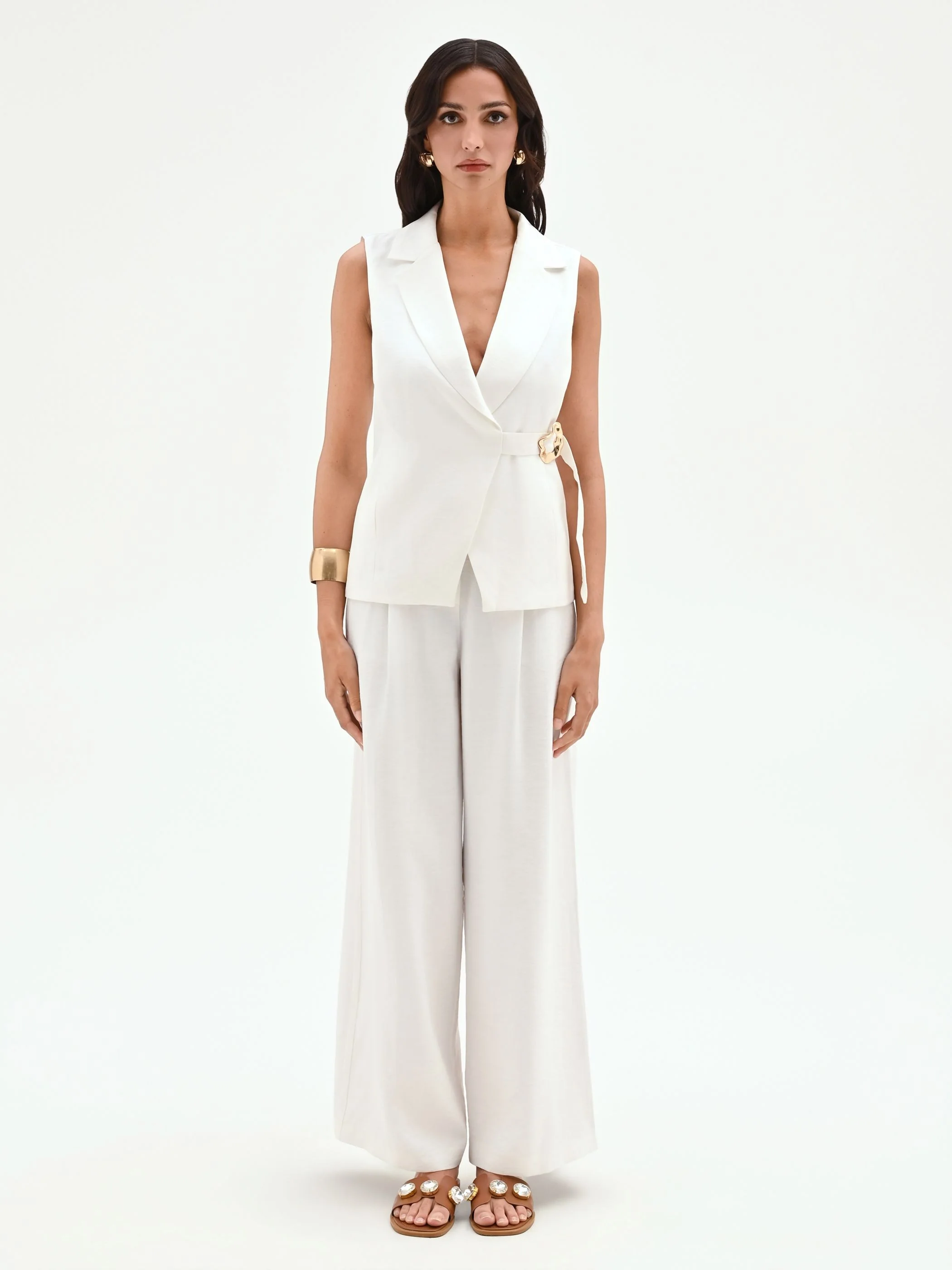 Gilet bianco con cintura e fibbia laterale