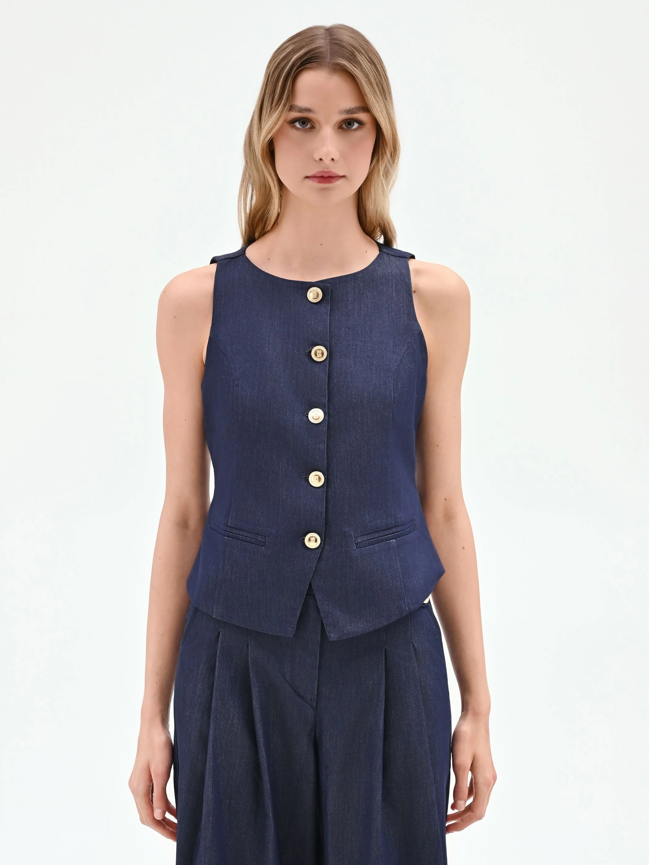 Gilet blu in jeans con bottoni dorati - Image 2