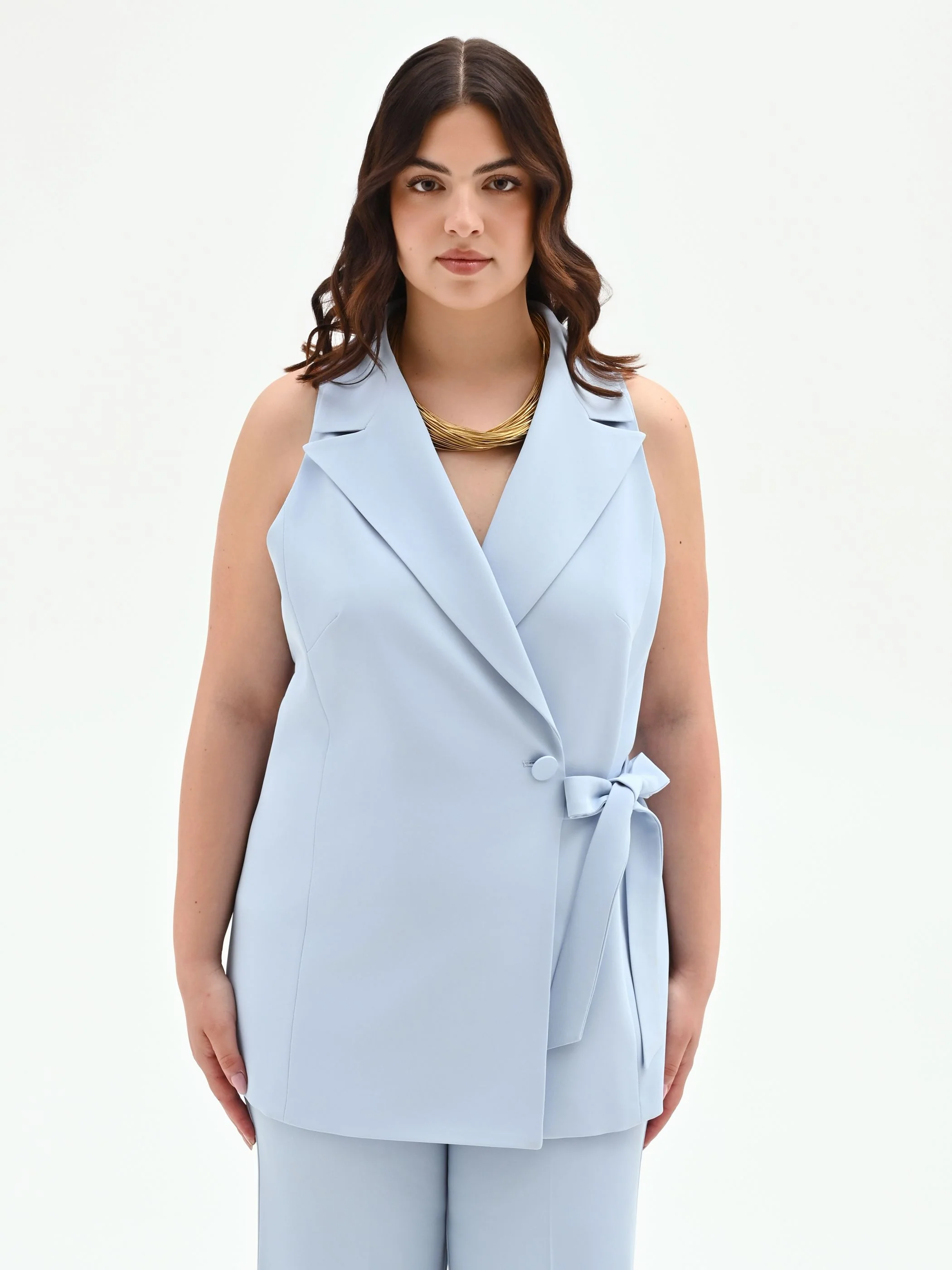 Gilet Curvy cielo azzurro con chiusura a nastro