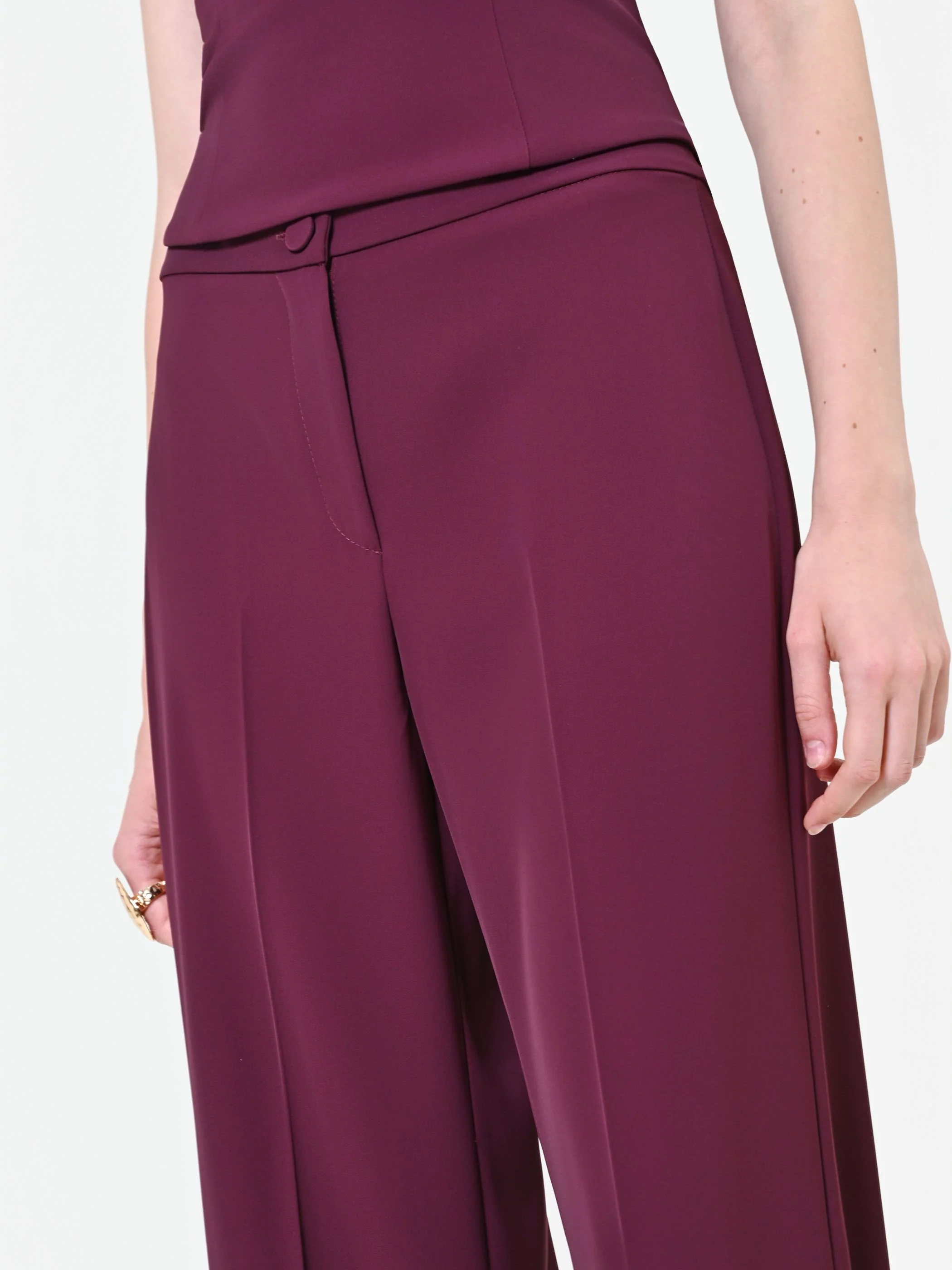 Pantalone a palazzo bordeaux dalla linea fluida - Image 4