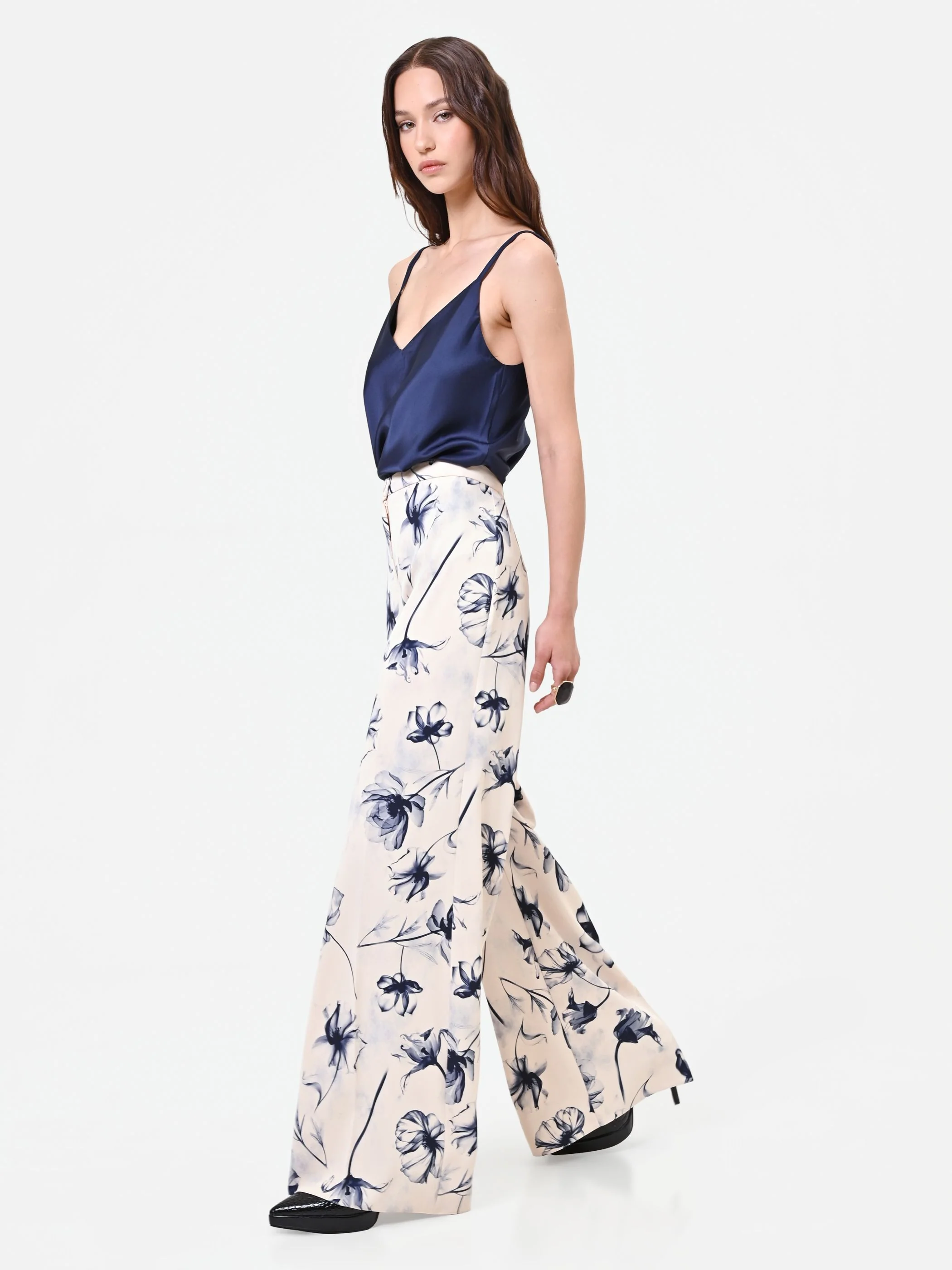 Pantalone a palazzo stampa floreale blu navy - Image 5