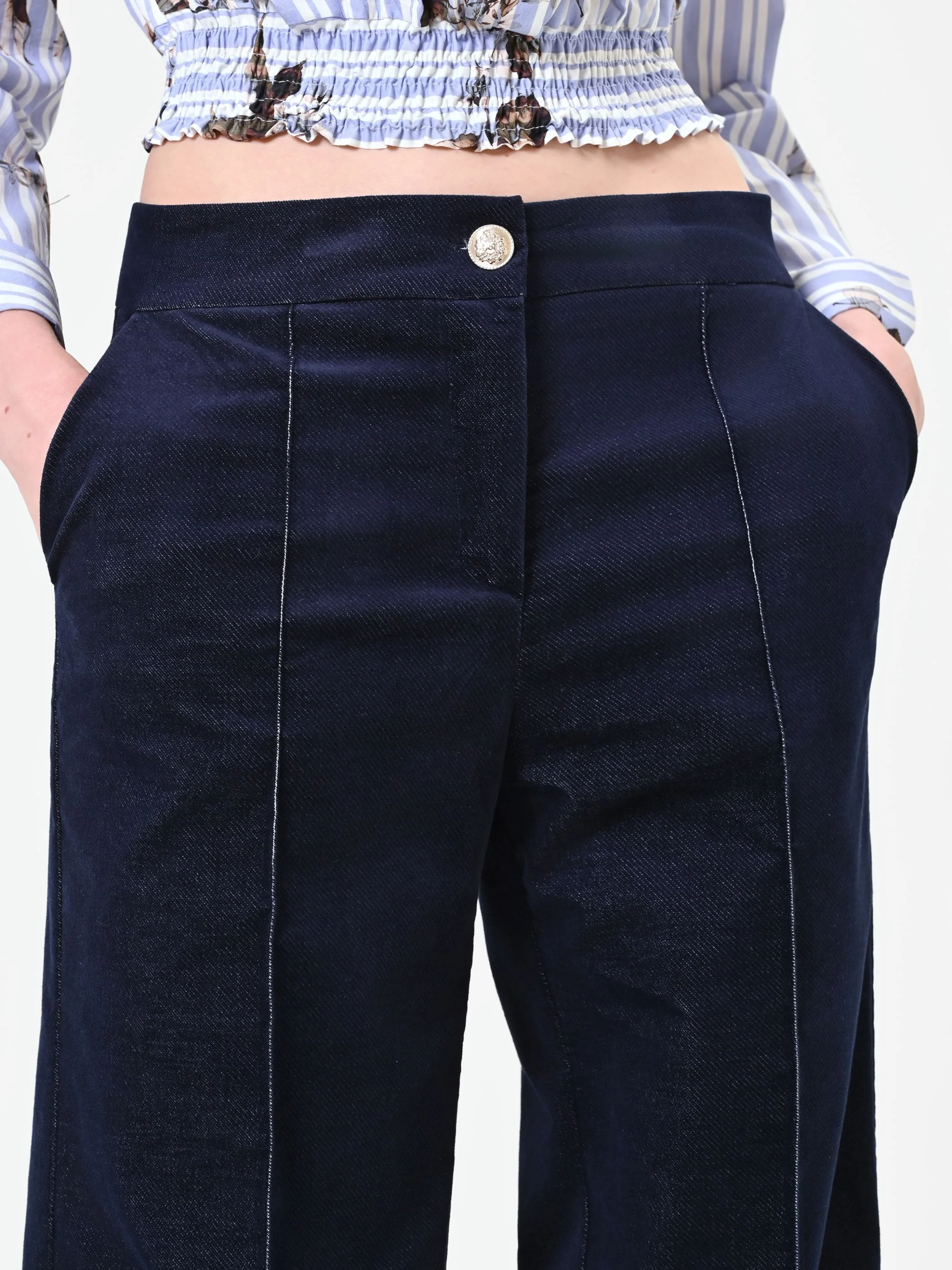 Pantalone blu navy in velluto con risvolto a contrasto - Image 3