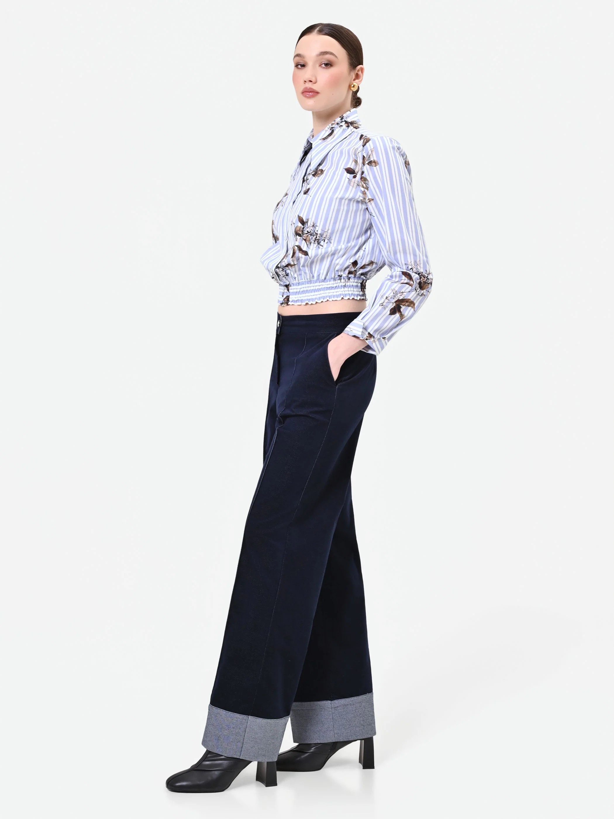 Pantalone blu navy in velluto con risvolto a contrasto - Image 4