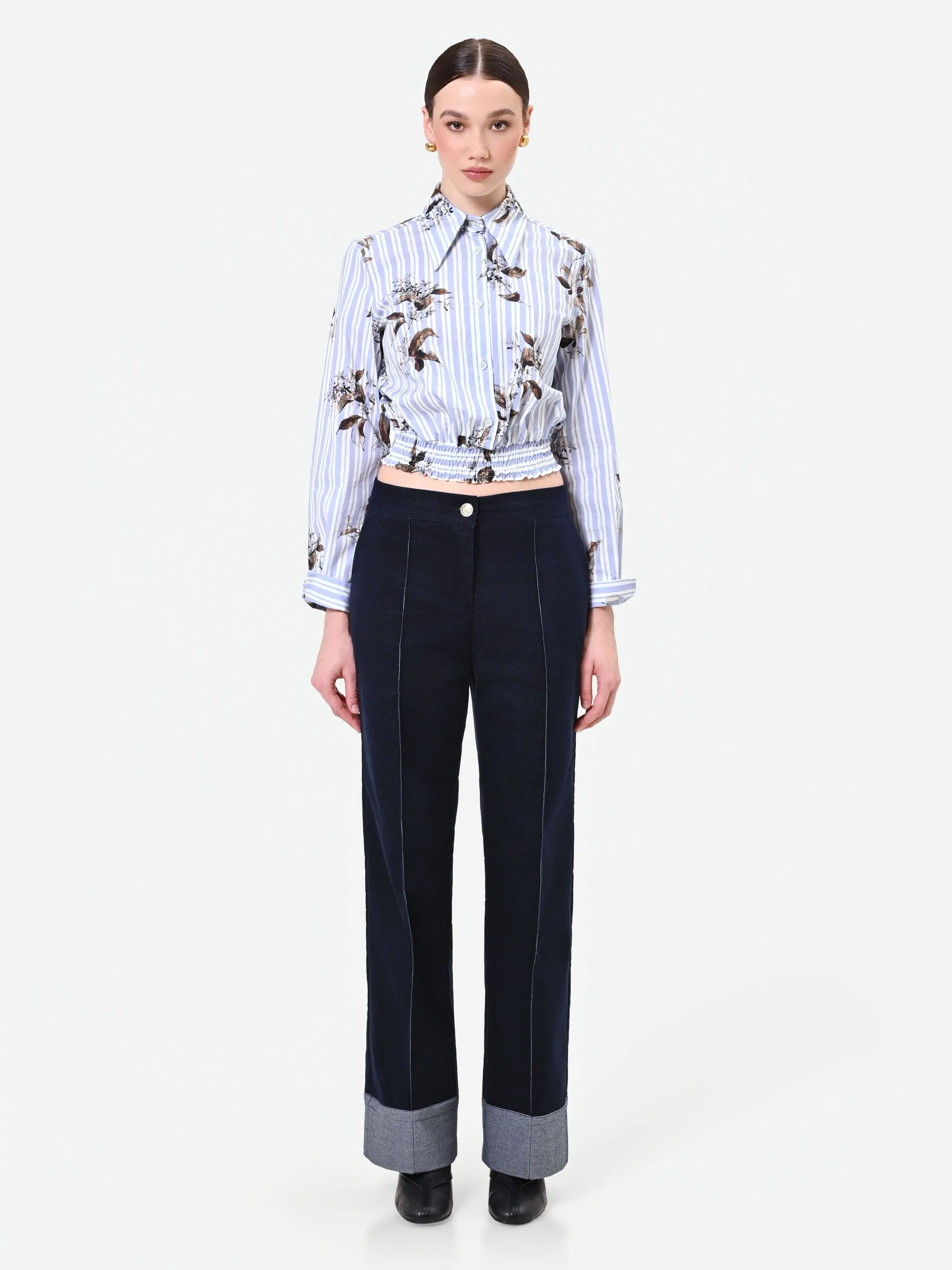 Pantalone blu navy in velluto con risvolto a contrasto - Image 5