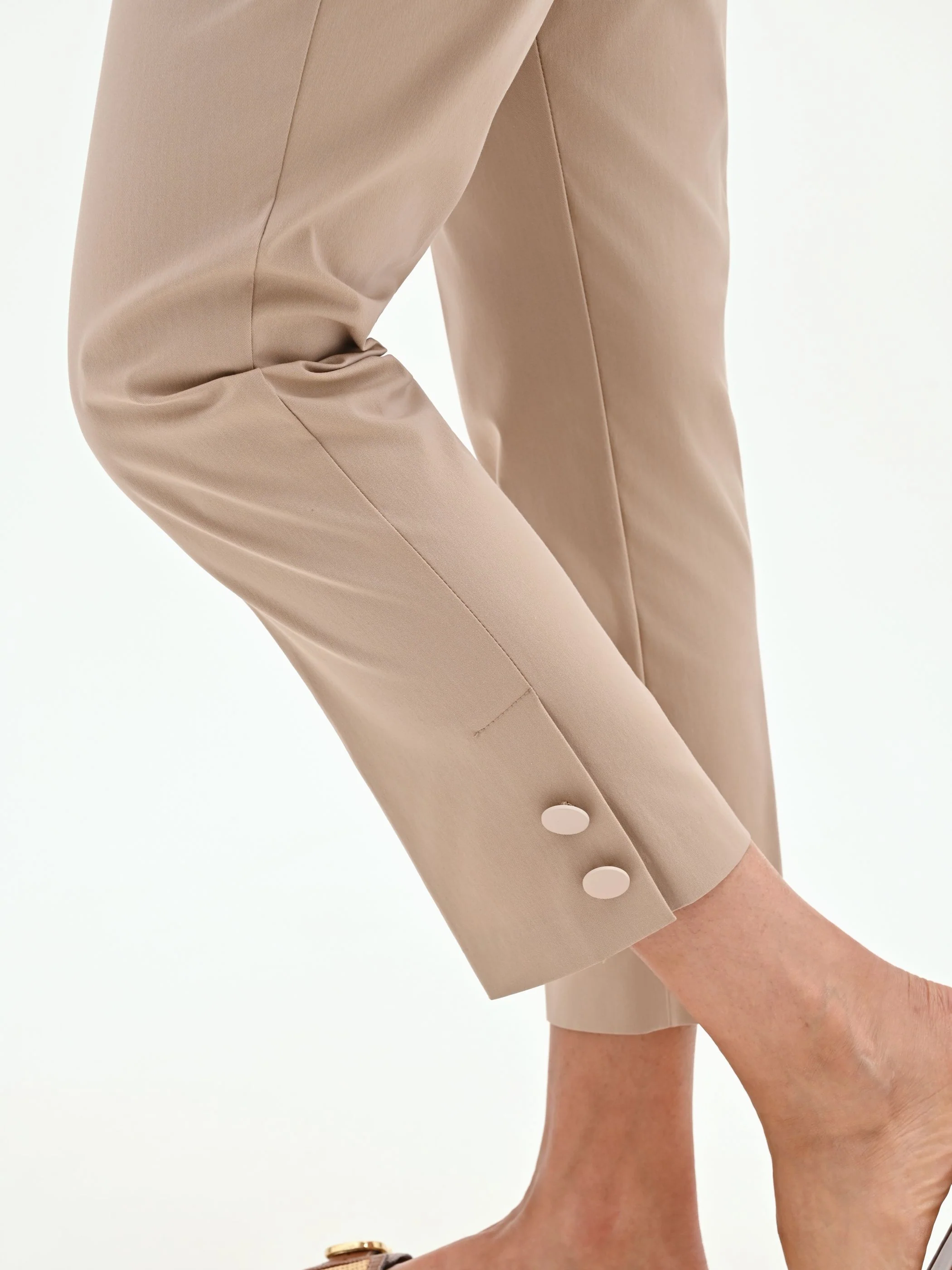 Pantalone cropped tortora beige con spacchi in raso di cotone - Image 4
