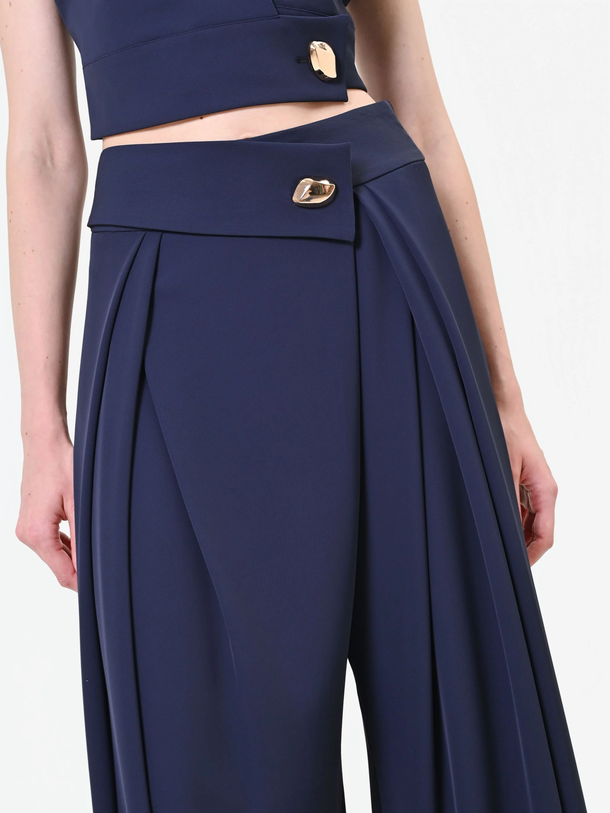 Pantalone palazzo blu navy con bottone design - Image 4