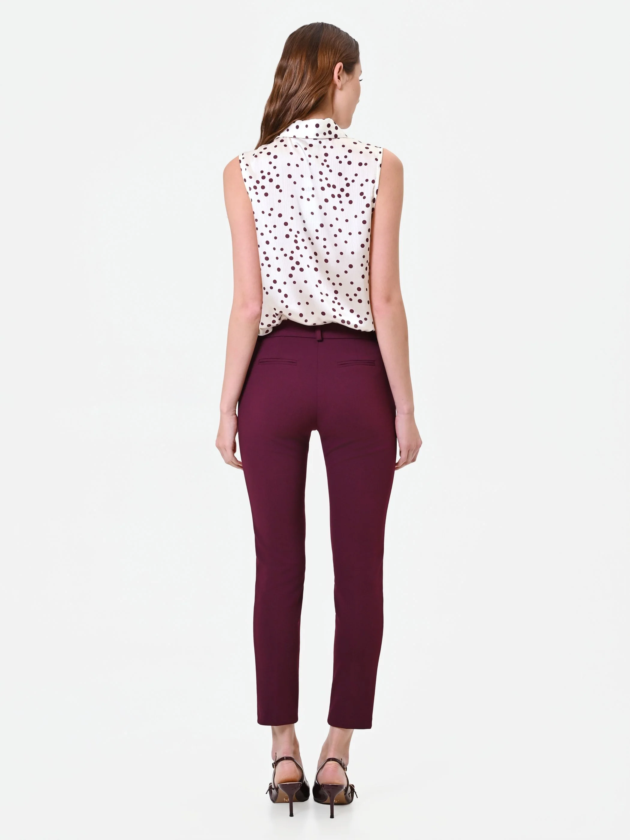 Pantaloni a sigaretta bordeaux rosso dalla linea essenziale - Image 3