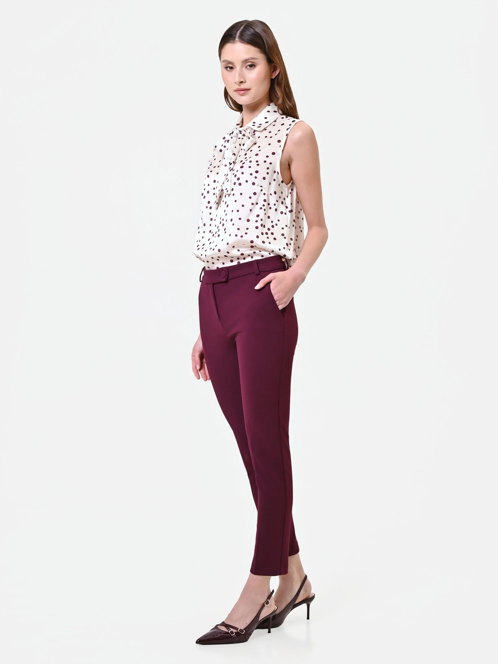 Pantaloni a sigaretta bordeaux rosso dalla linea essenziale - Image 4