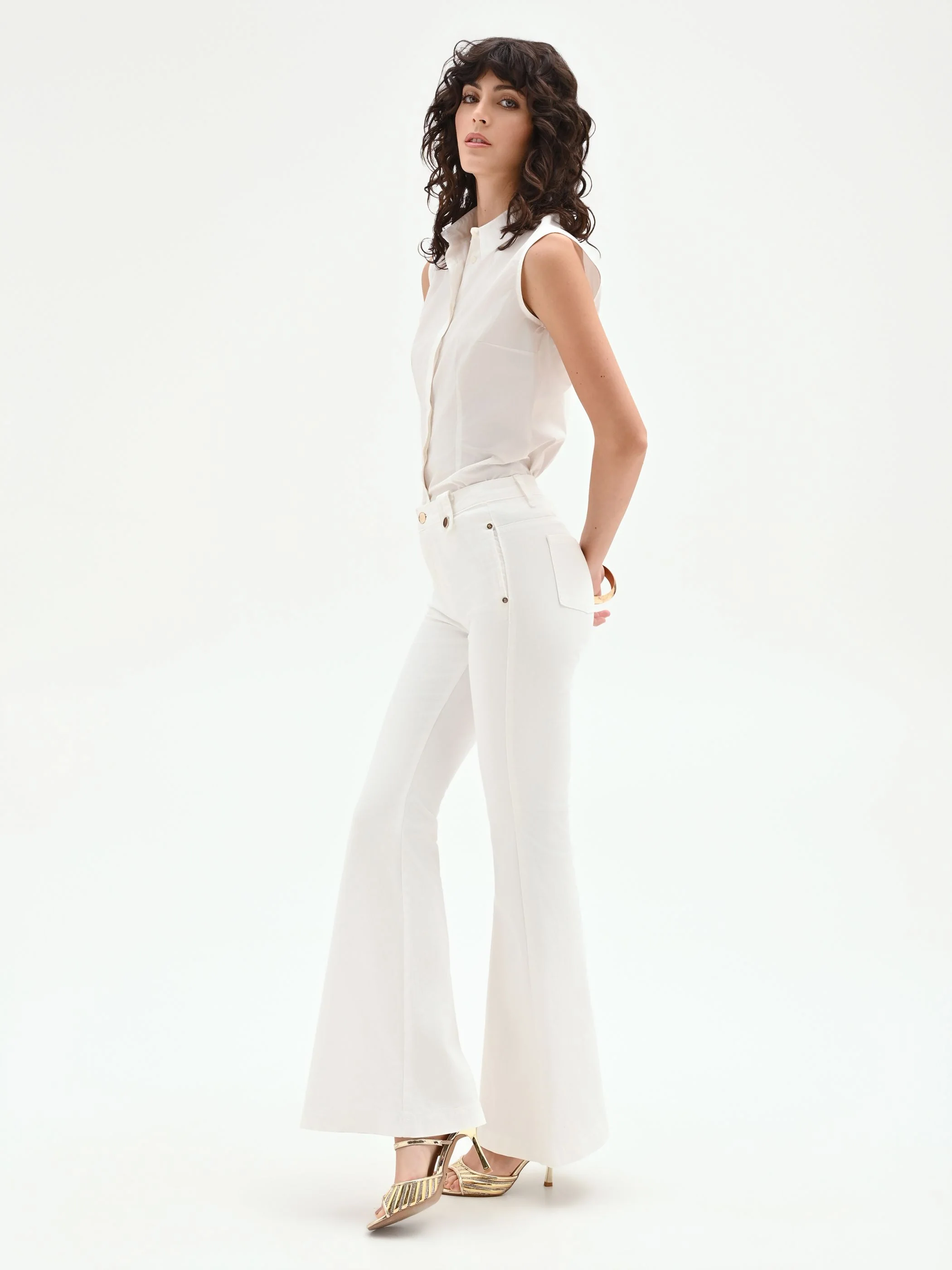 Pantaloni jeans bianchi a vita alta e zampa - Image 2