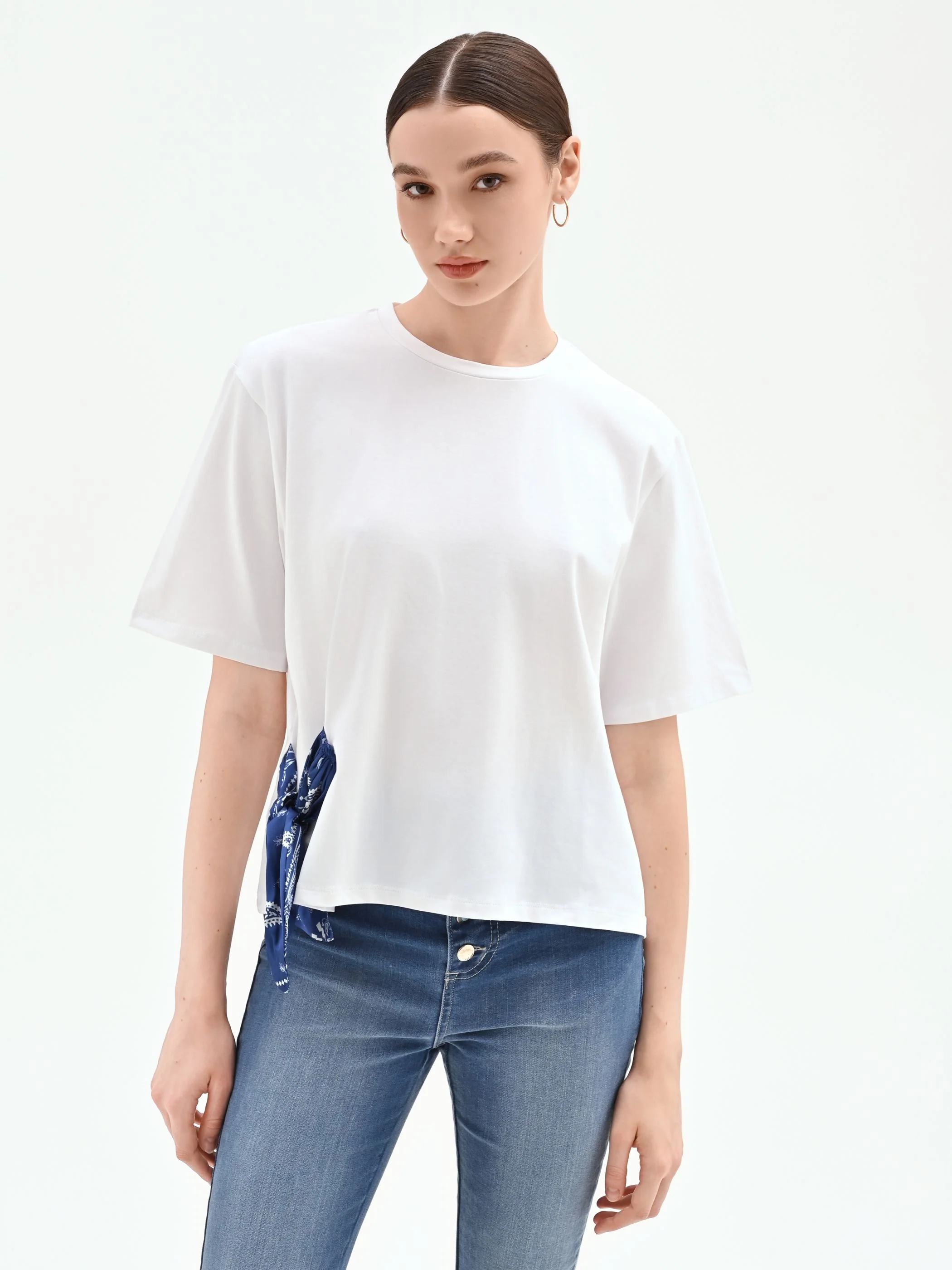 T-shirt bianca con foulard stampa bandana - Image 3