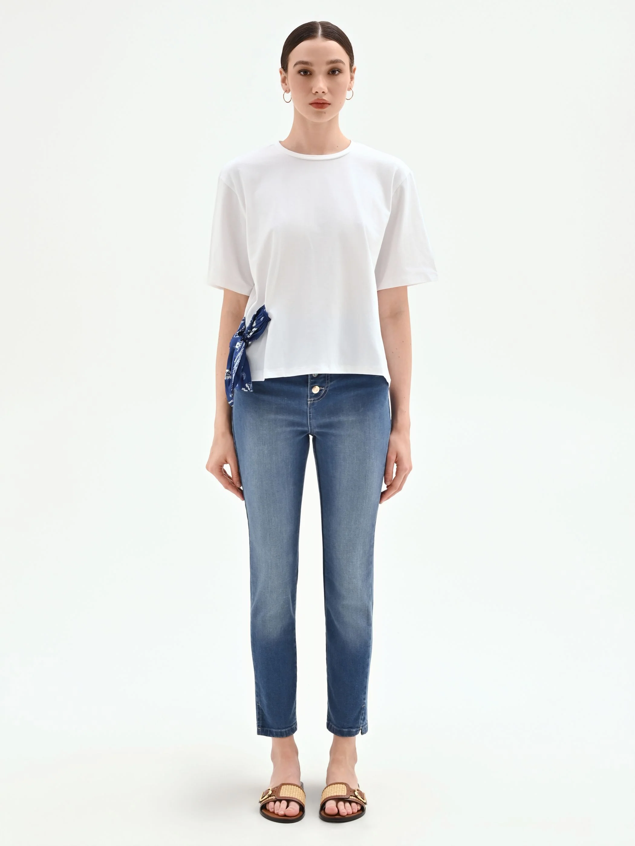 T-shirt bianca con foulard stampa bandana - Image 4