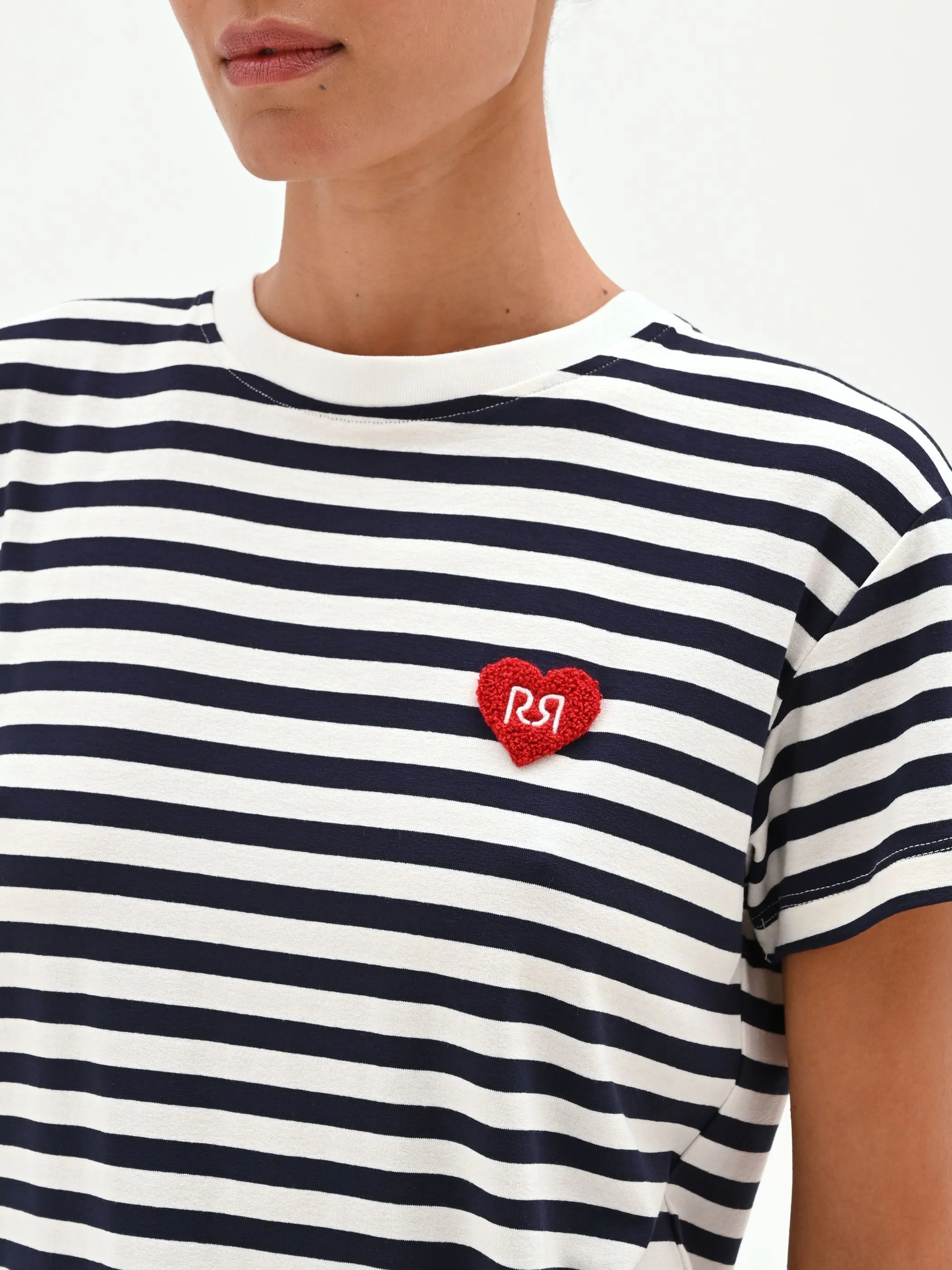 T-shirt blu a righe con patch cuore - Image 4
