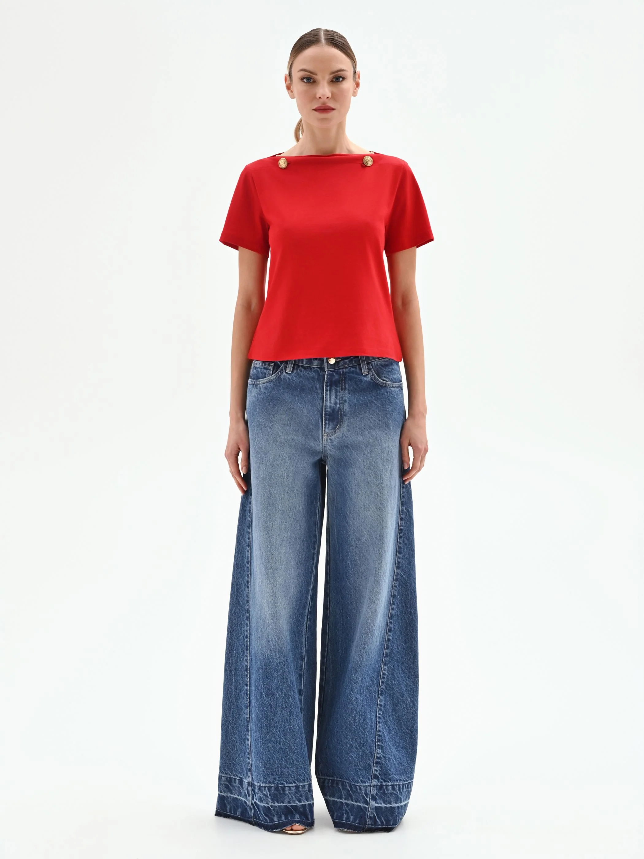 T-shirt rossa con dettagli oro