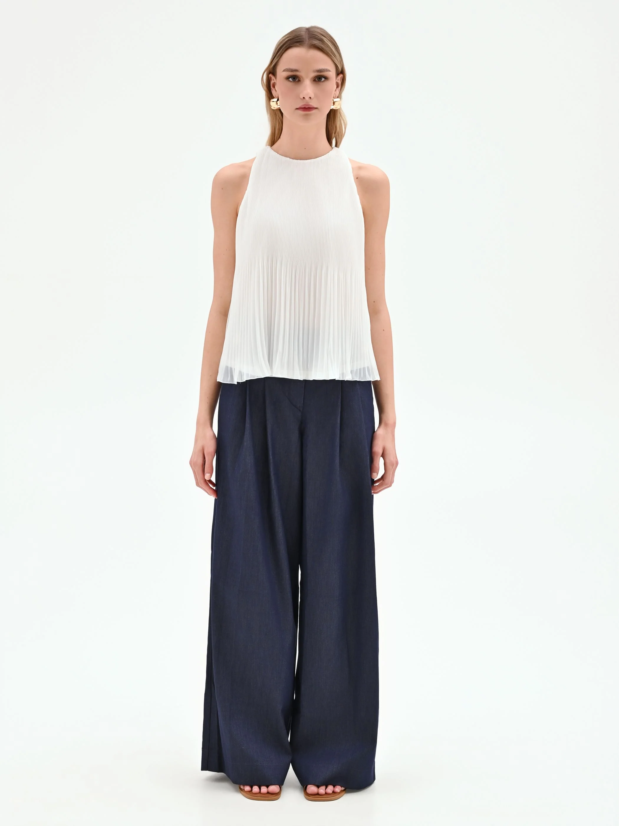 Top bianco plissettato con scollo all'americana