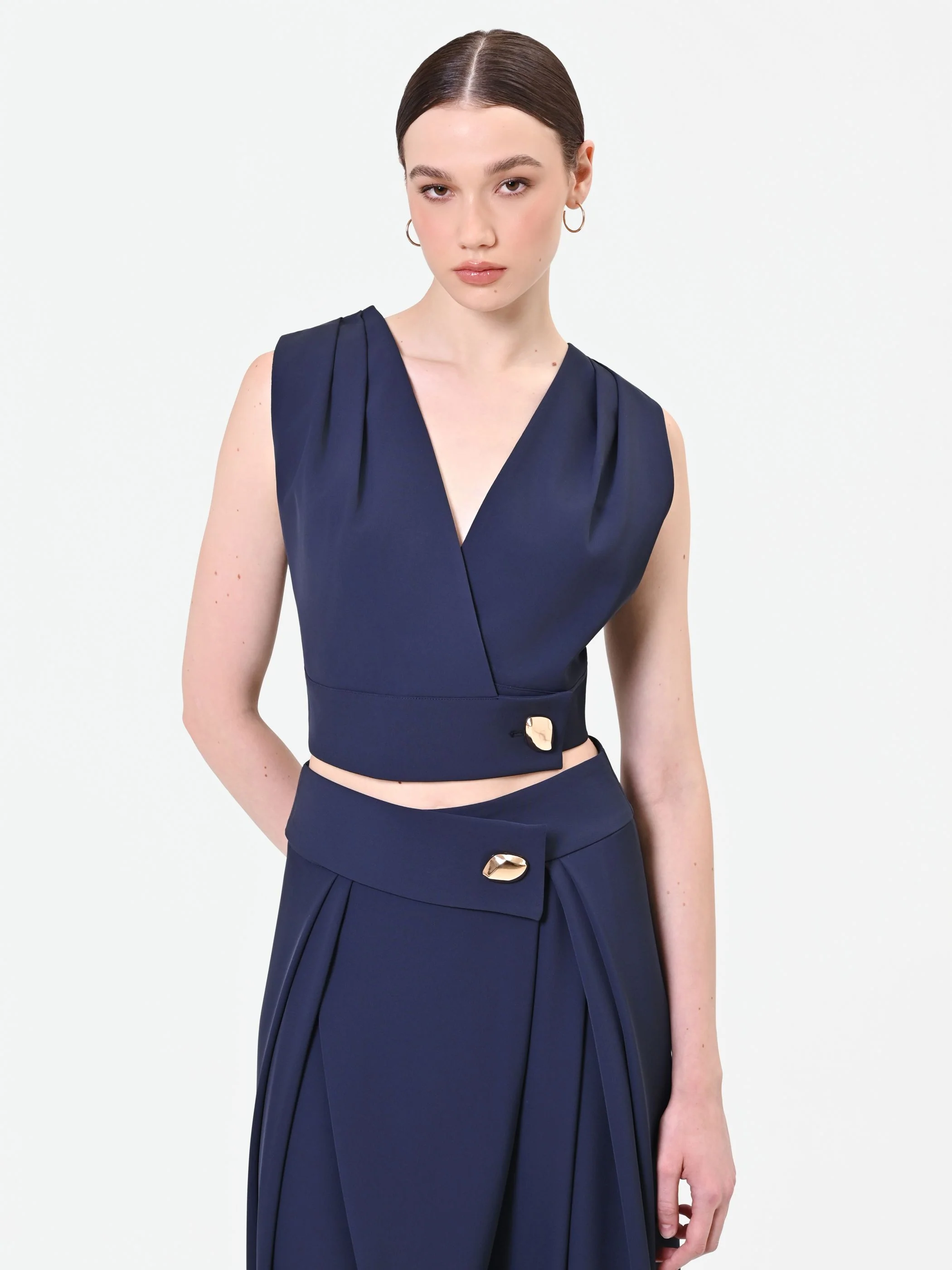 Top blu navy con incrocio e bottone design - Image 4
