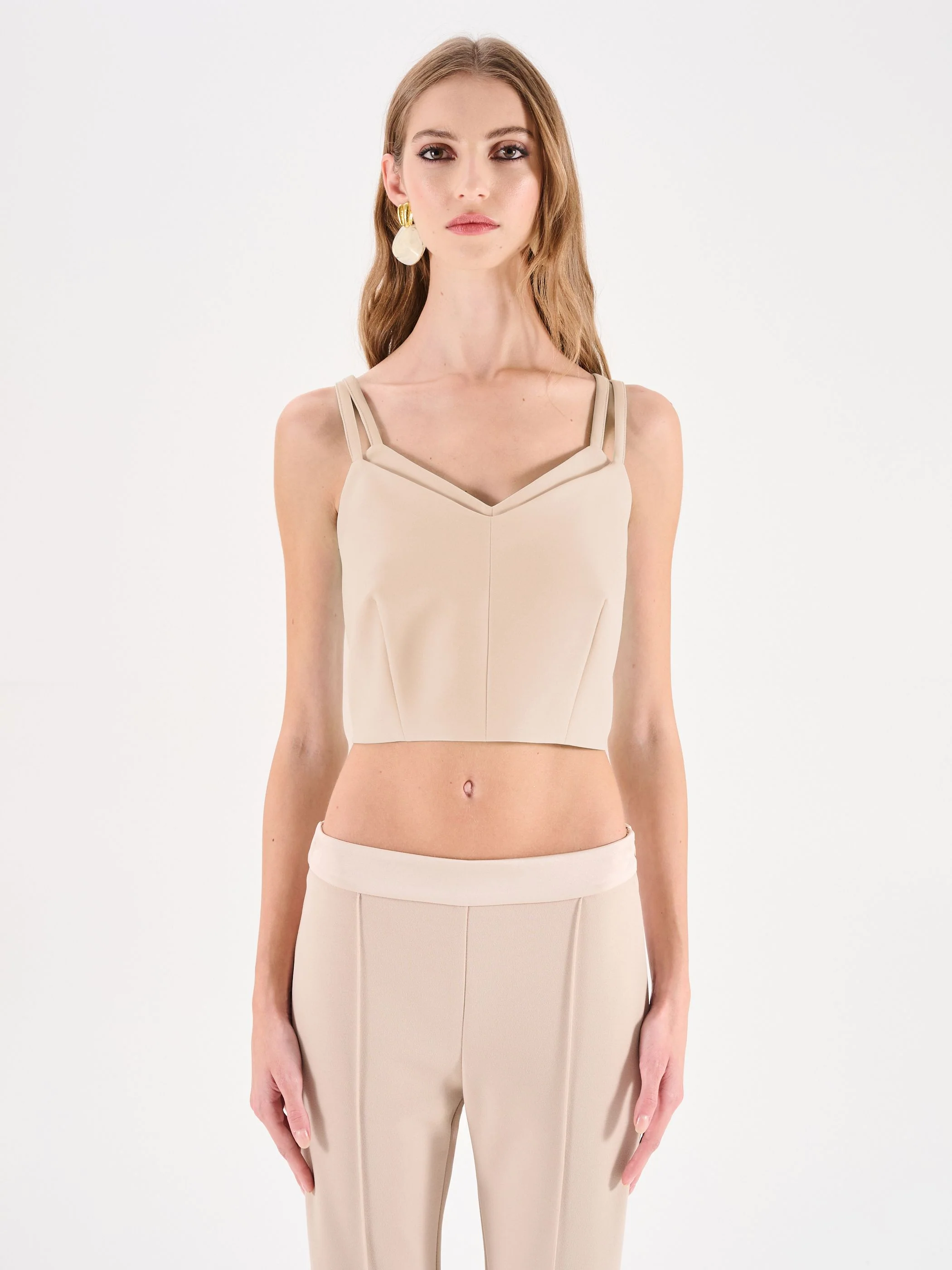 Top crop beige chiaro con doppie spalline