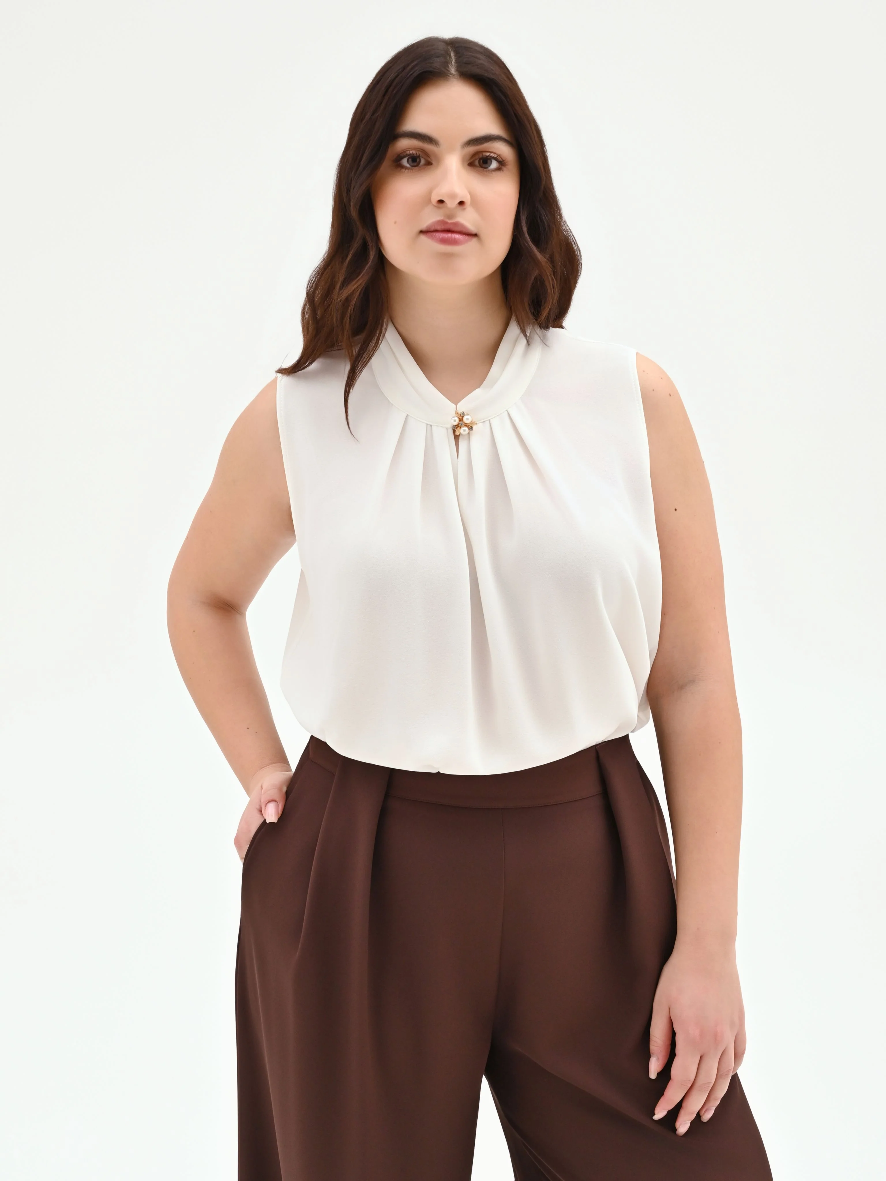 Top curvy bianco panna con spilla gioiello - Image 3