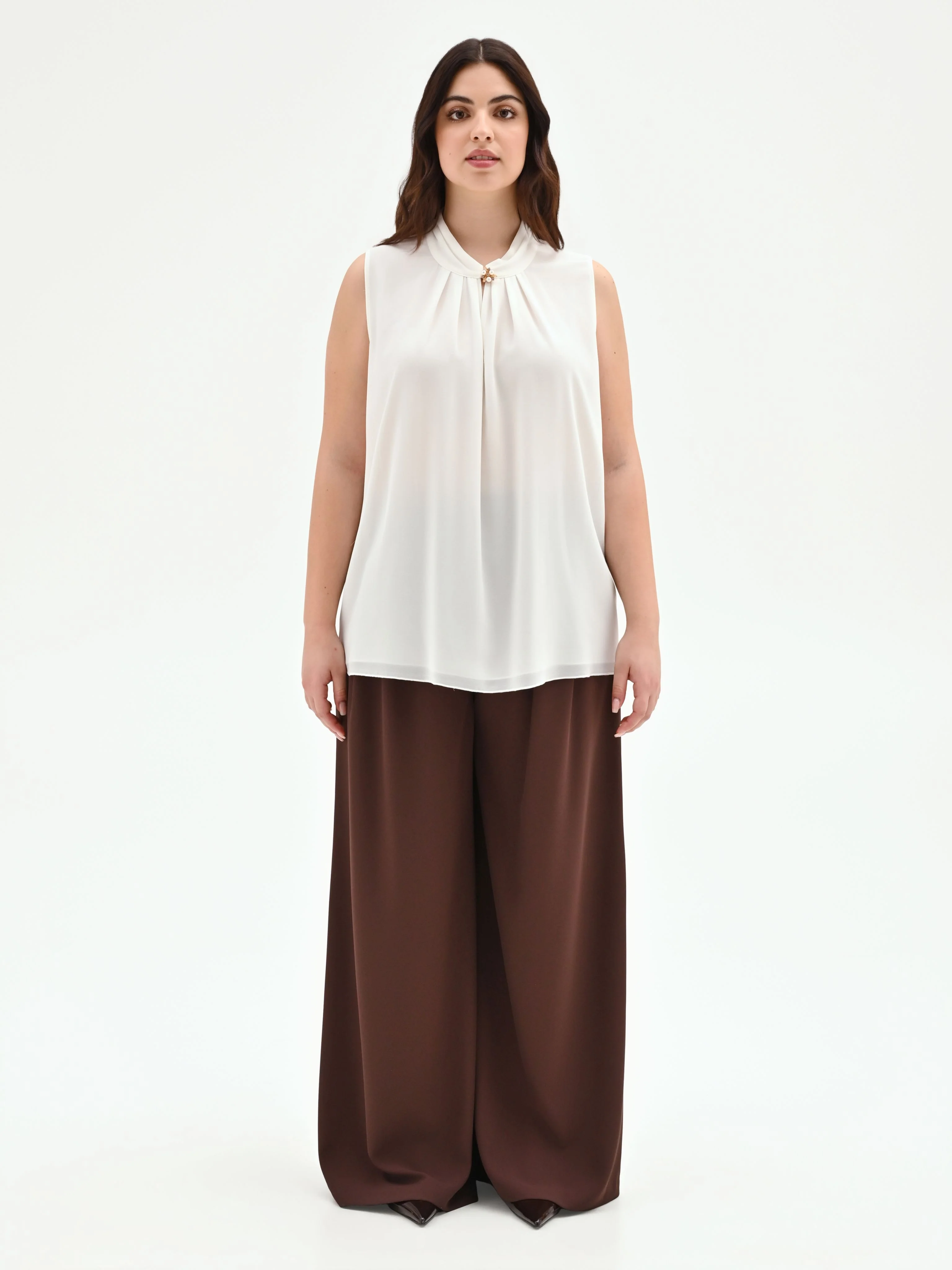 Top curvy bianco panna con spilla gioiello - Image 5