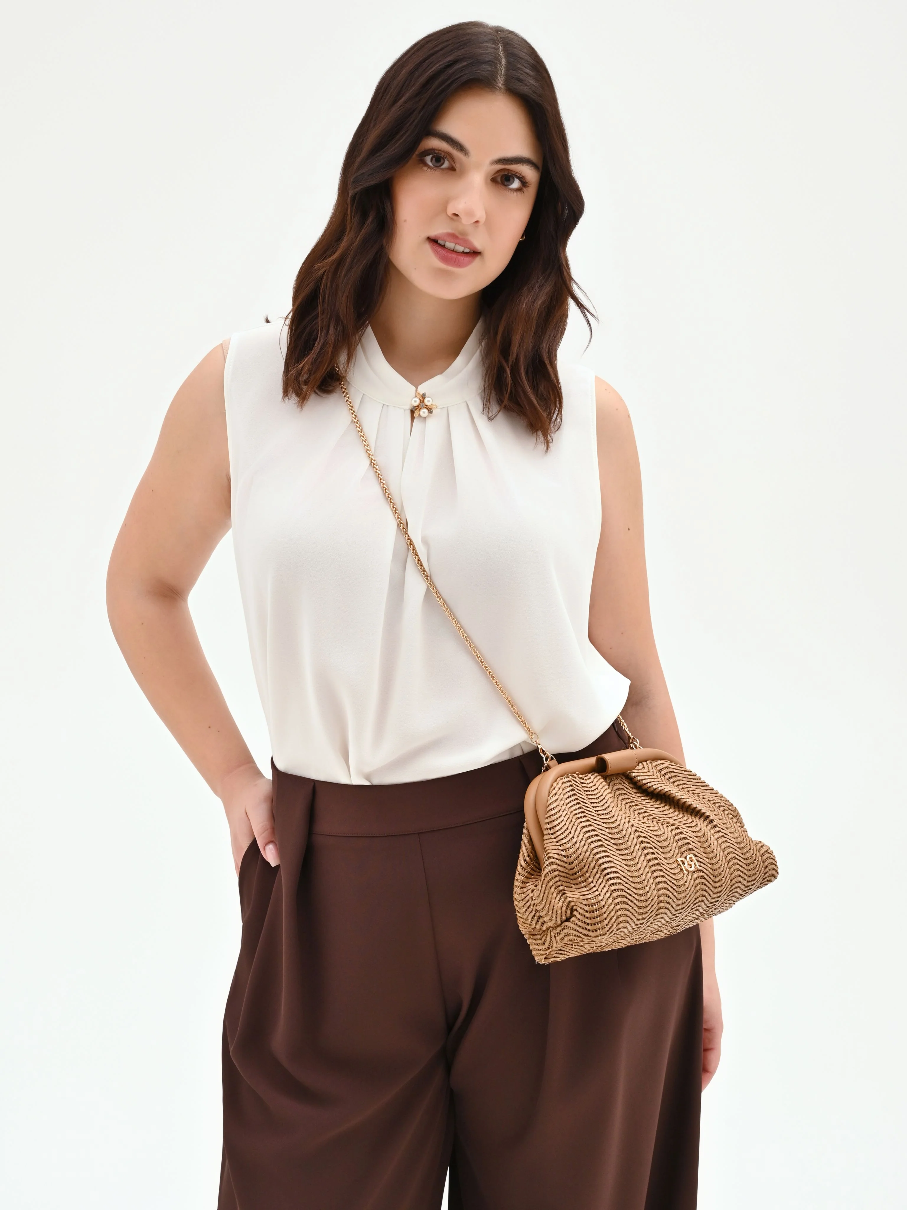 Top curvy bianco panna con spilla gioiello - Image 6
